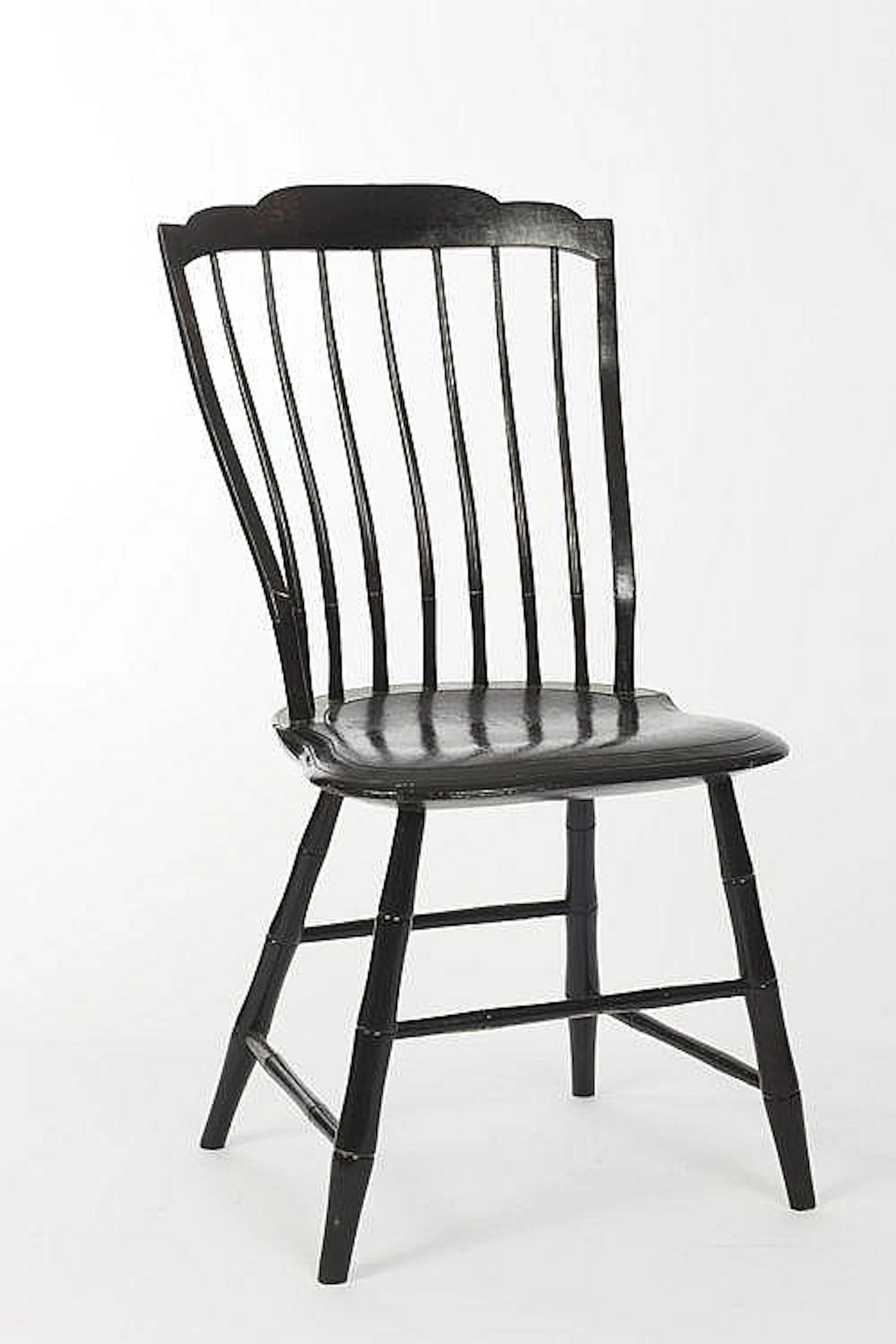 STEP-DOWN WINDSOR SIDE CHAIR IN BLACK PAINT, ATTRIBUTED TO SAMUEL GRAGG.