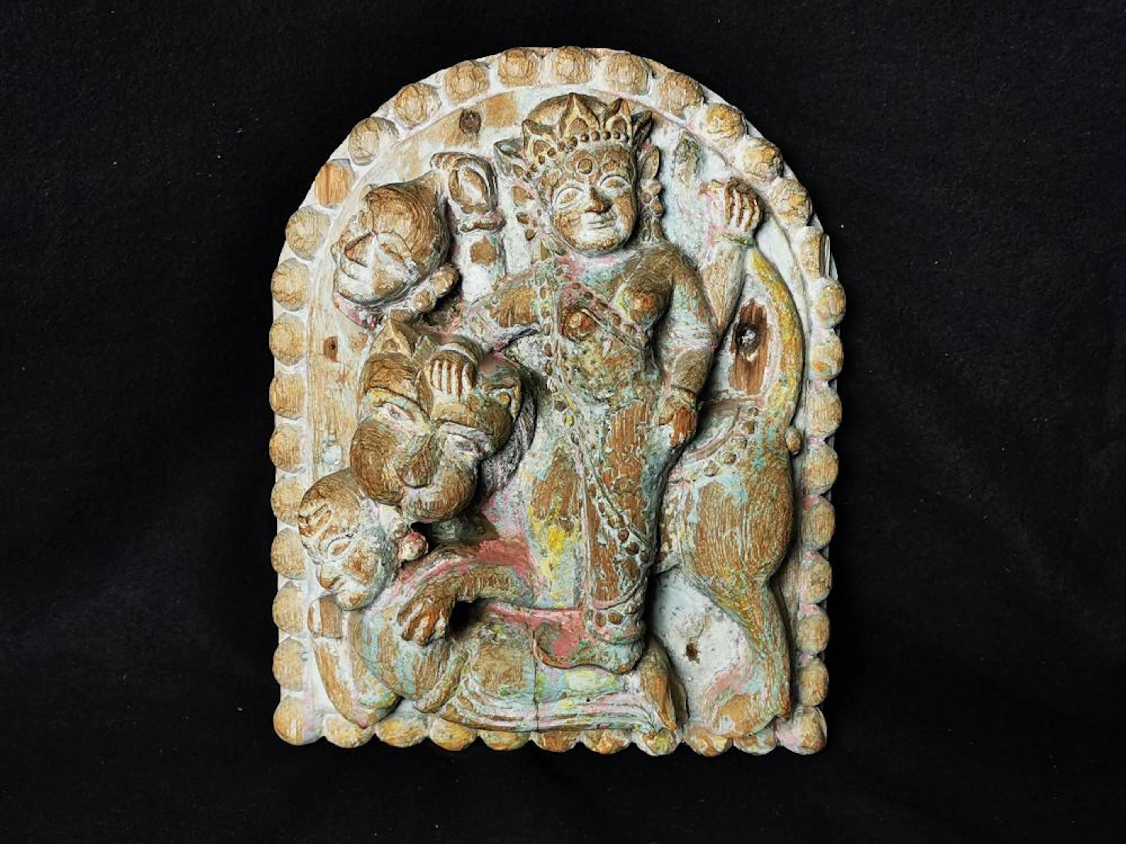 INDE. Panneau de temple en bois sculpté représentant Durga qui chevauche u