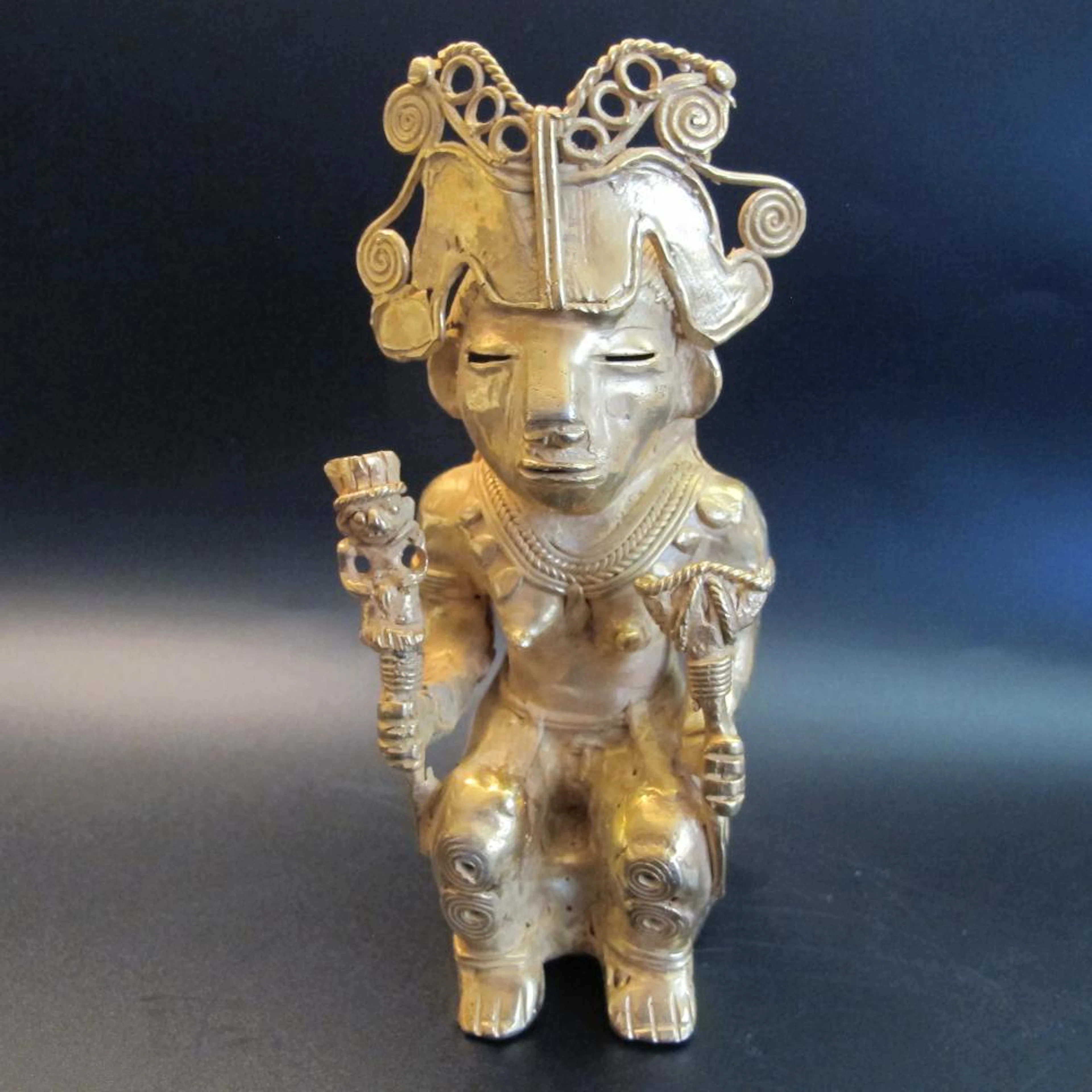 Colombie. Grande statuette de femme chamane assise portant une couronne éla