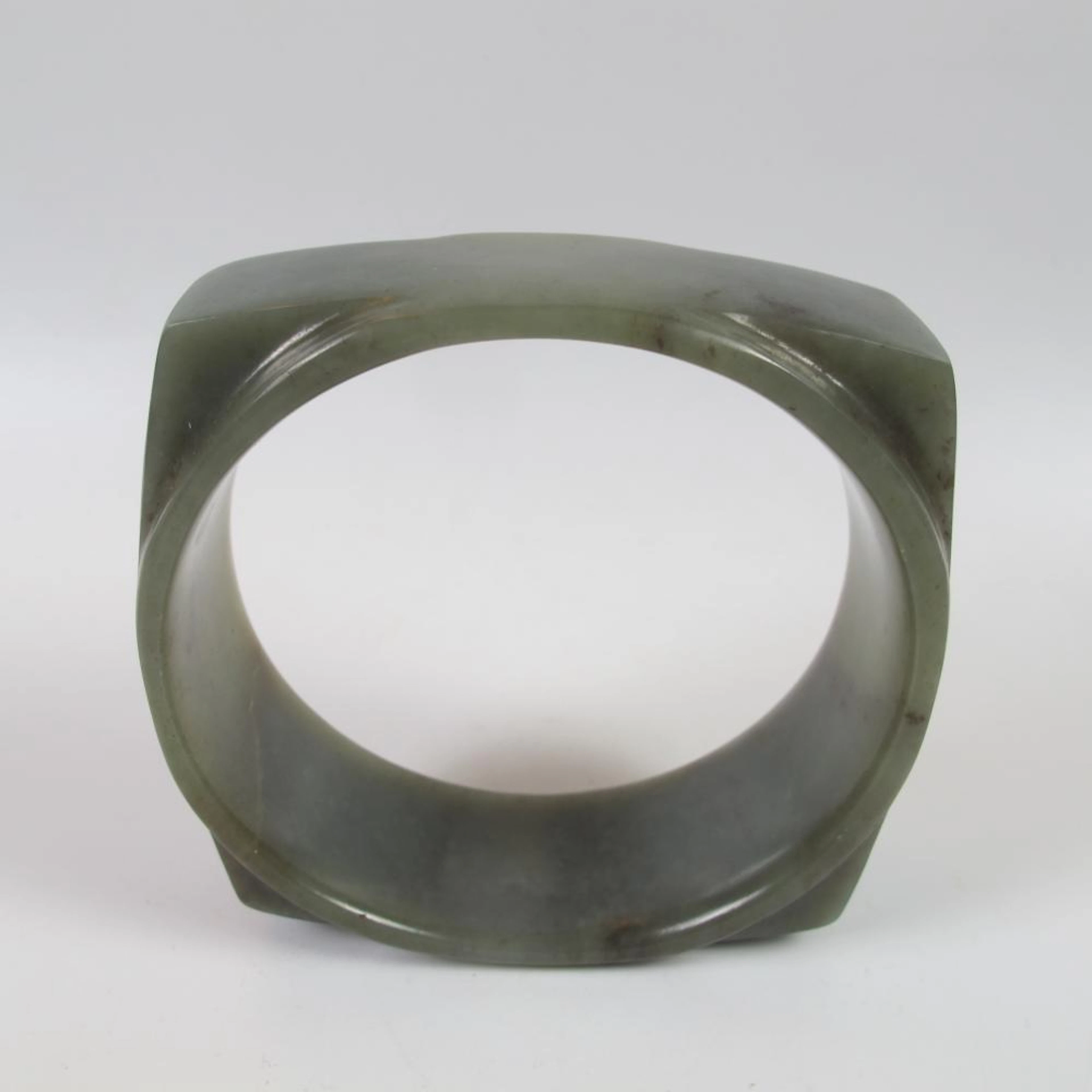 Asie. Chine. Cong bracelet en jade. Néphrite verte translucide. D 9cm. Vei