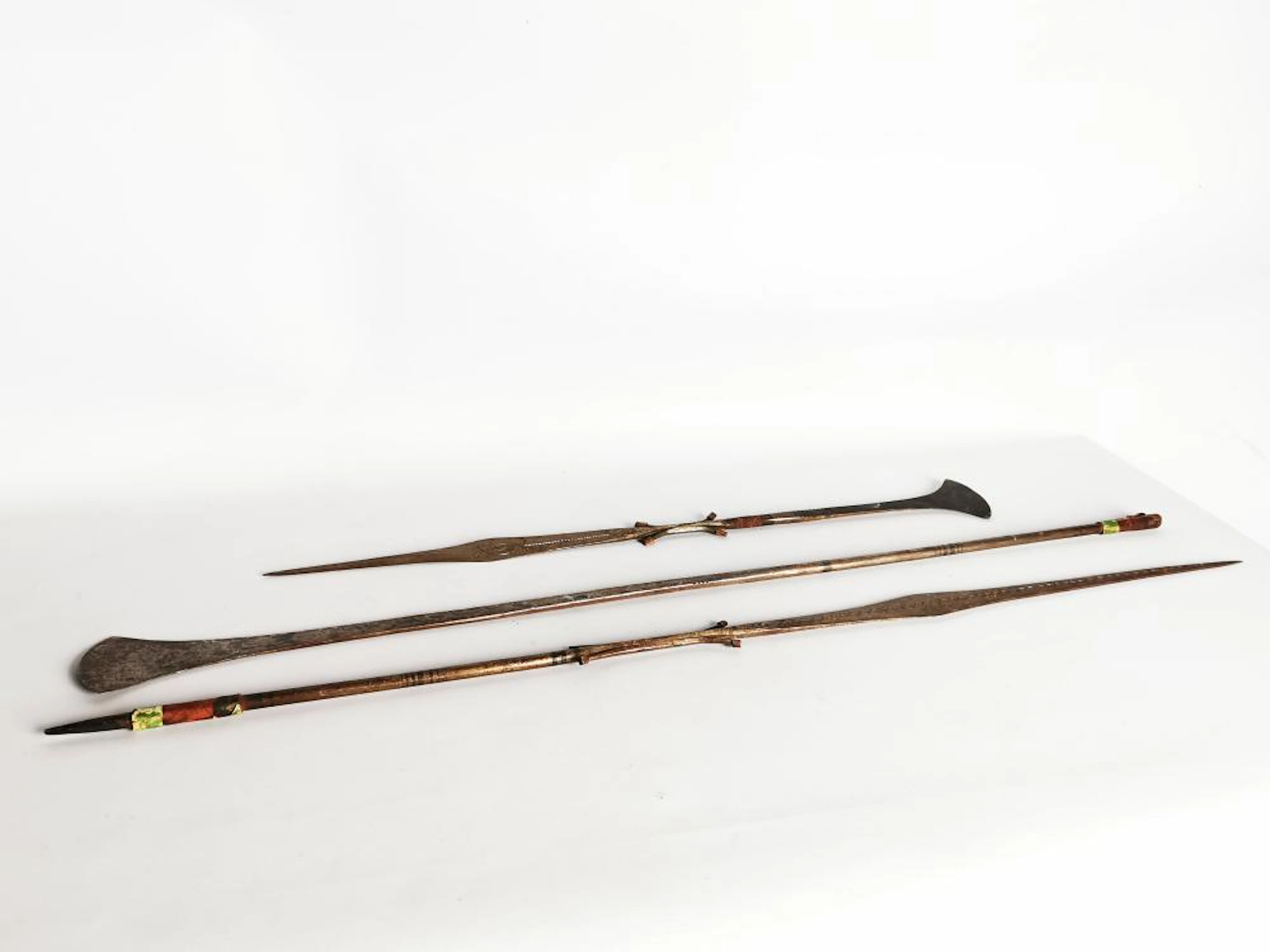 AFRIQUE.Lance en fer. L : 178 cm. On joint une petite lance. L : 63 cm.