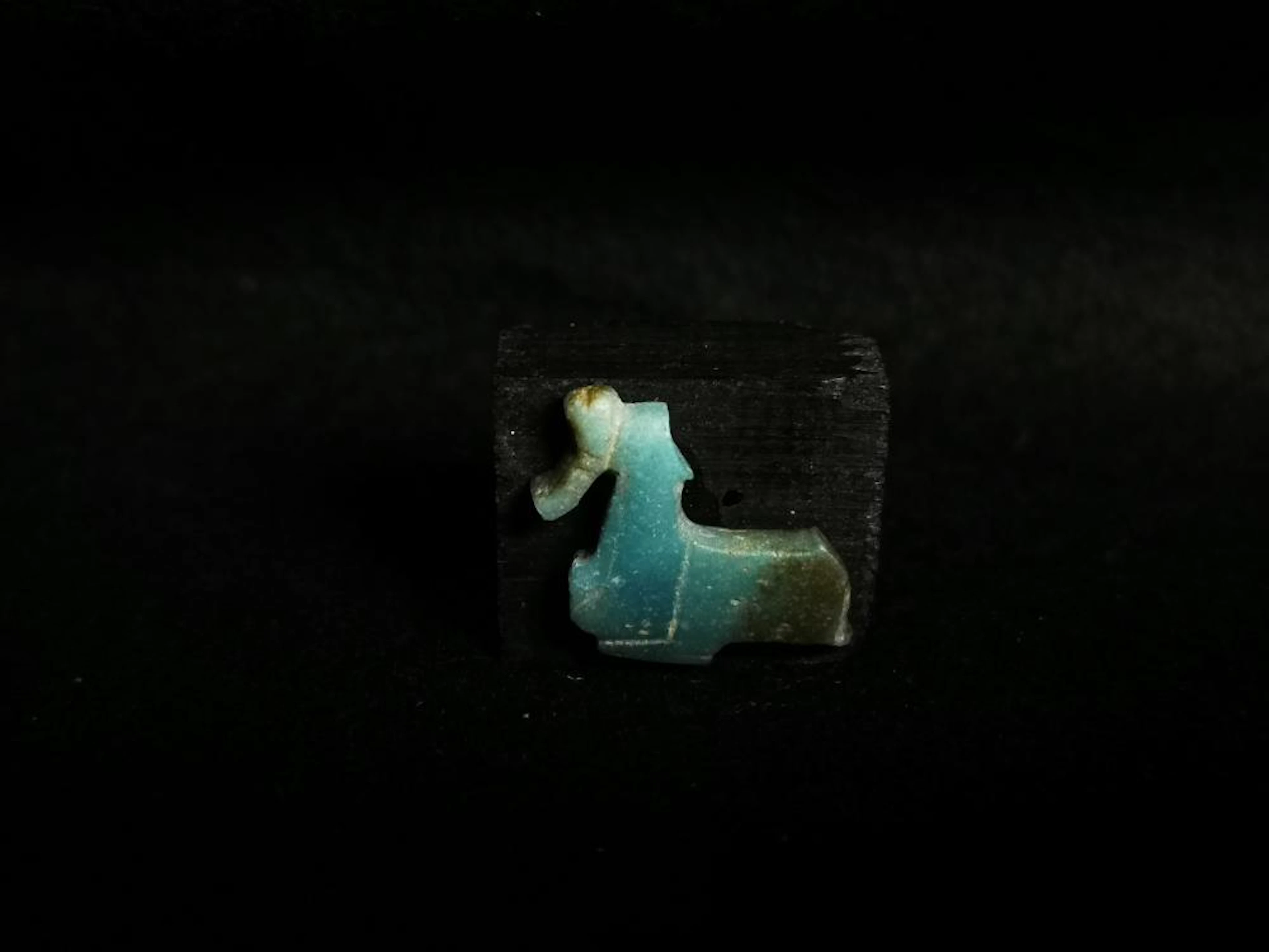 Rare élément d'incrustation en pâte de verre en forme de cheval. L. 27 mn.