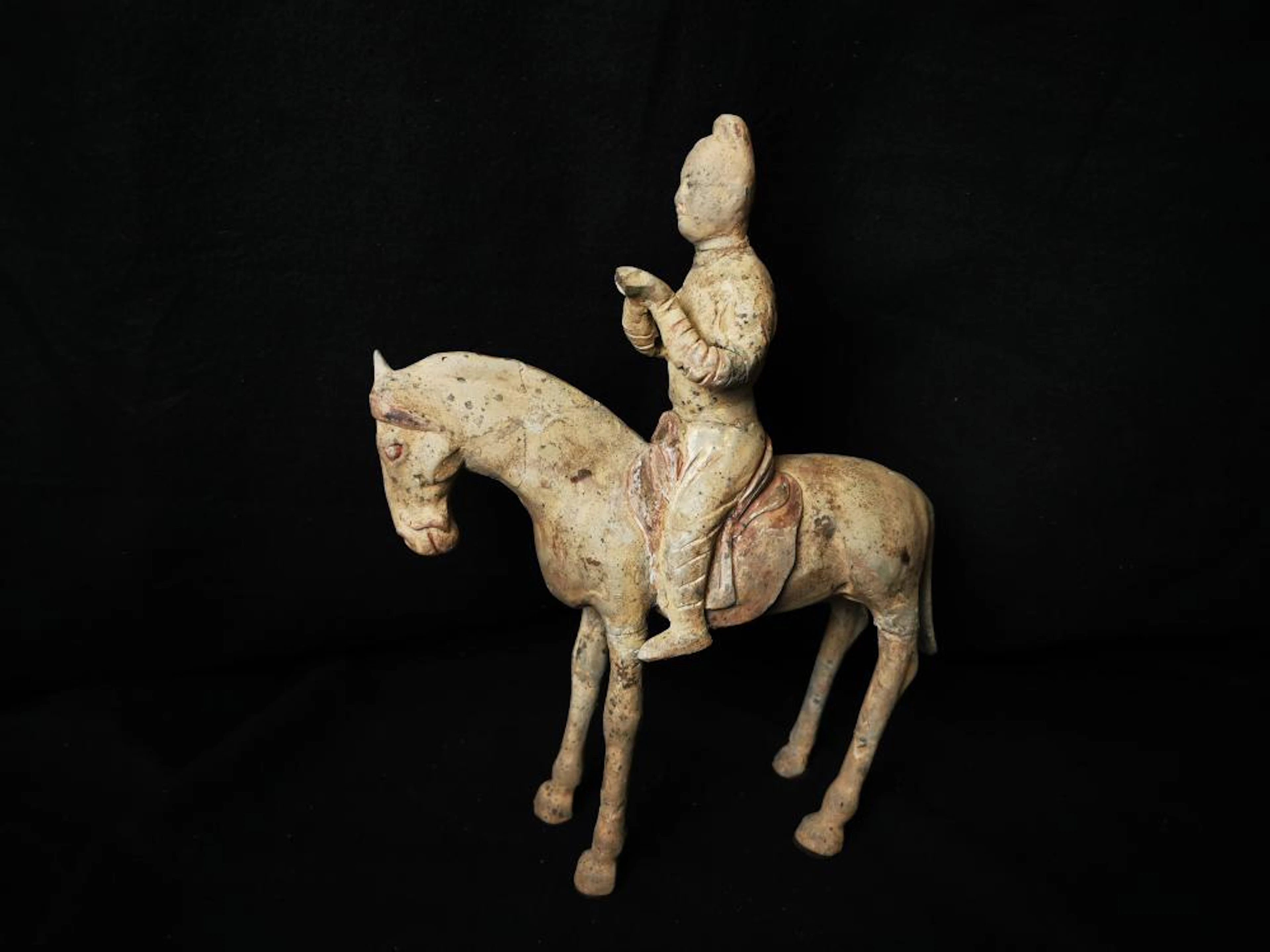 CHINE. Cavalier en terre cuite. Cassé recollé. Possible époque Han. H.35 cm