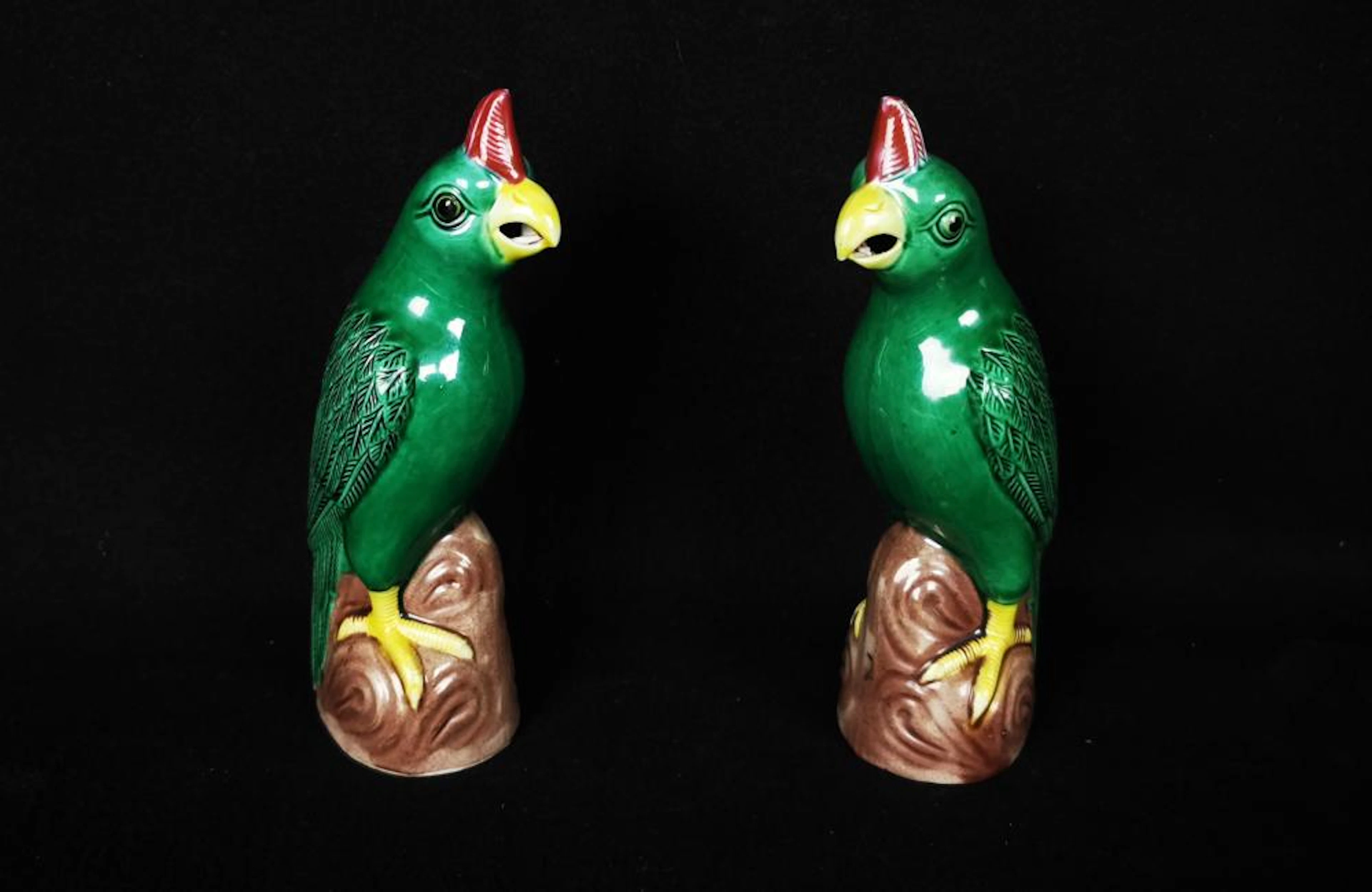 CHINE. Paire d'oiseaux au plumage vert en porcelaine émaillée. H.16 cm.