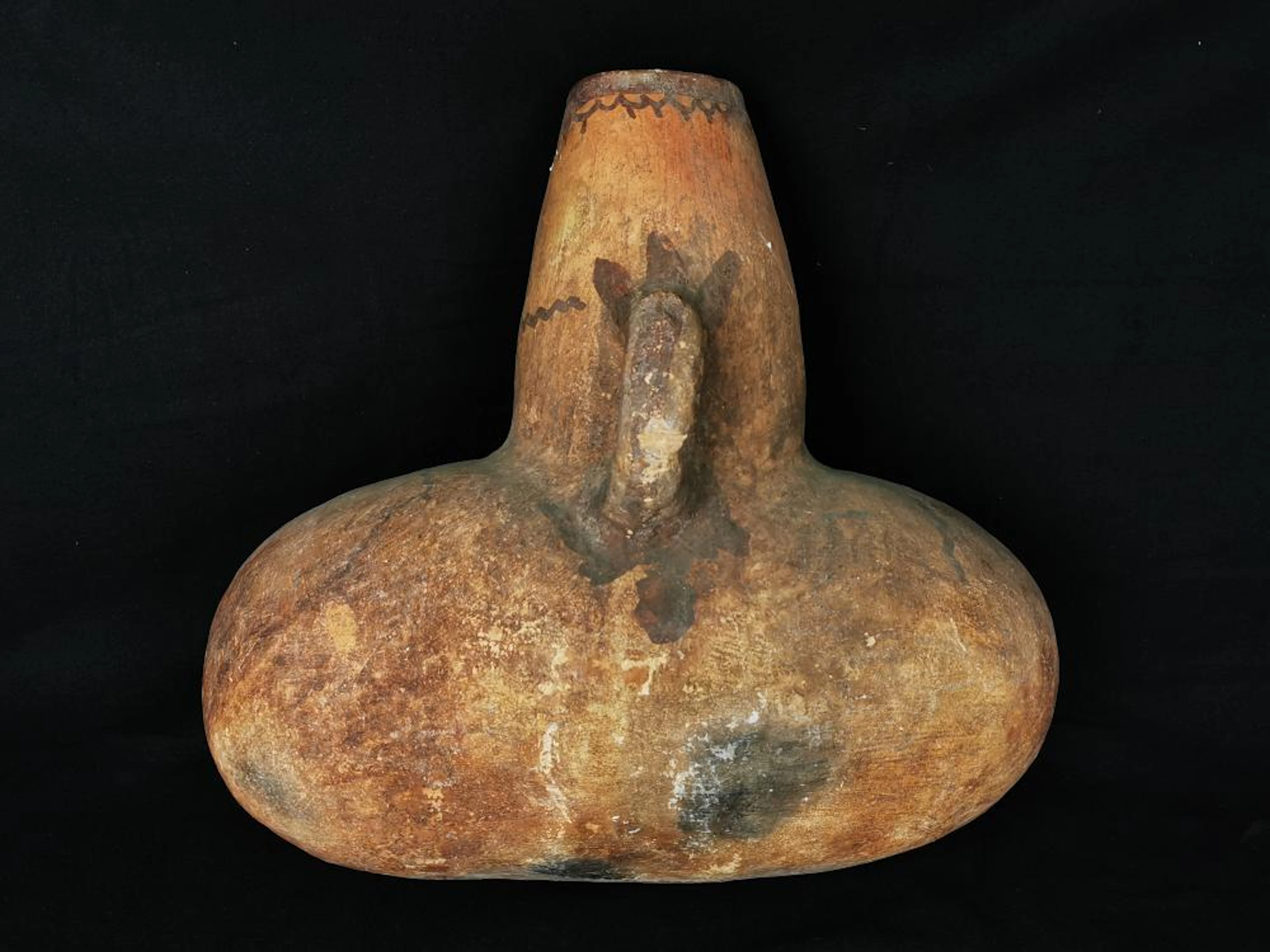 ARCHEOLOGIE.Importante bouteille en terre cuite. 50 x 50 x 30 cm.