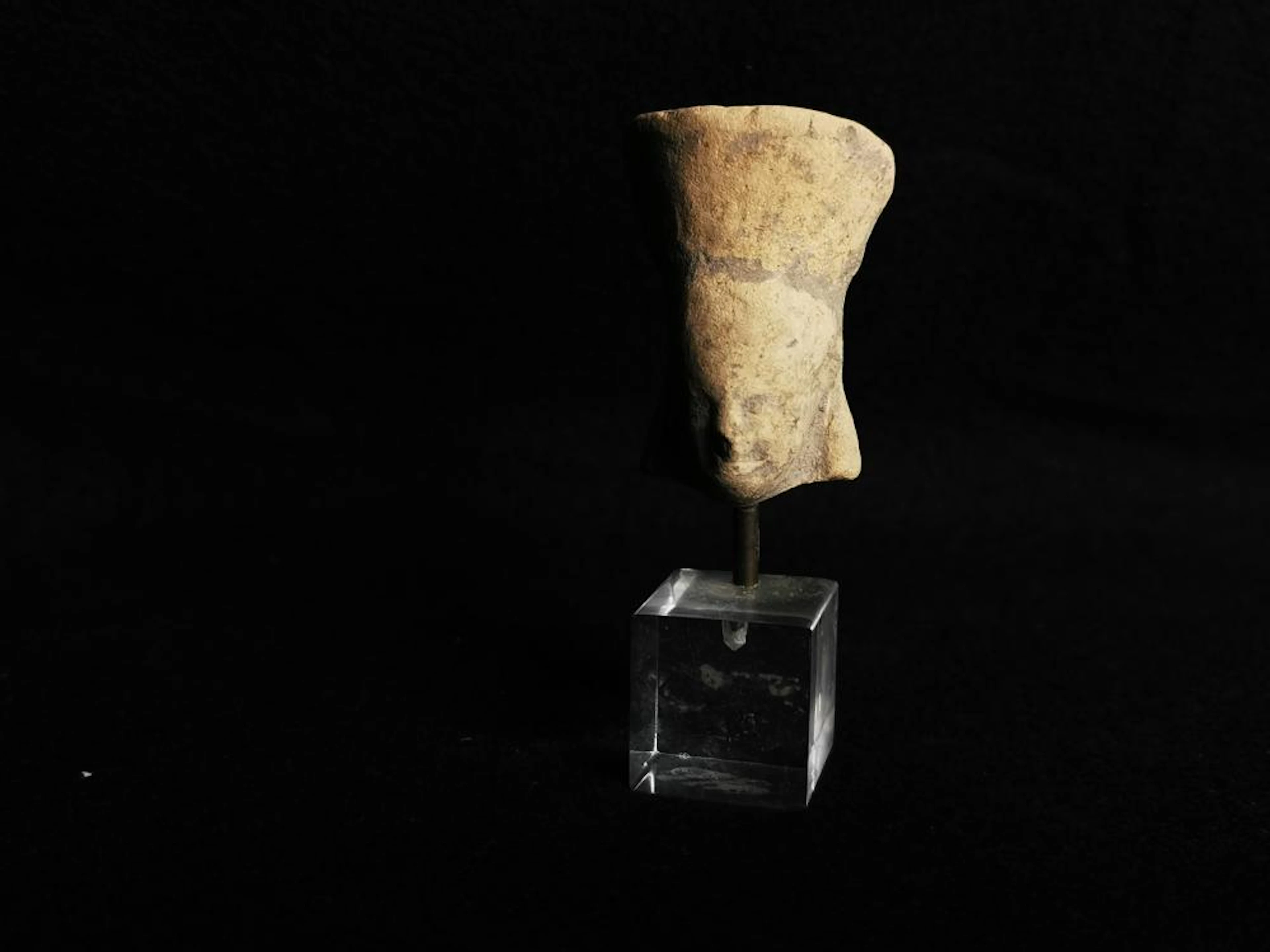 Tête féminine en terre cuite.H.4.2 cm . Grèce. Ve siècle BC.