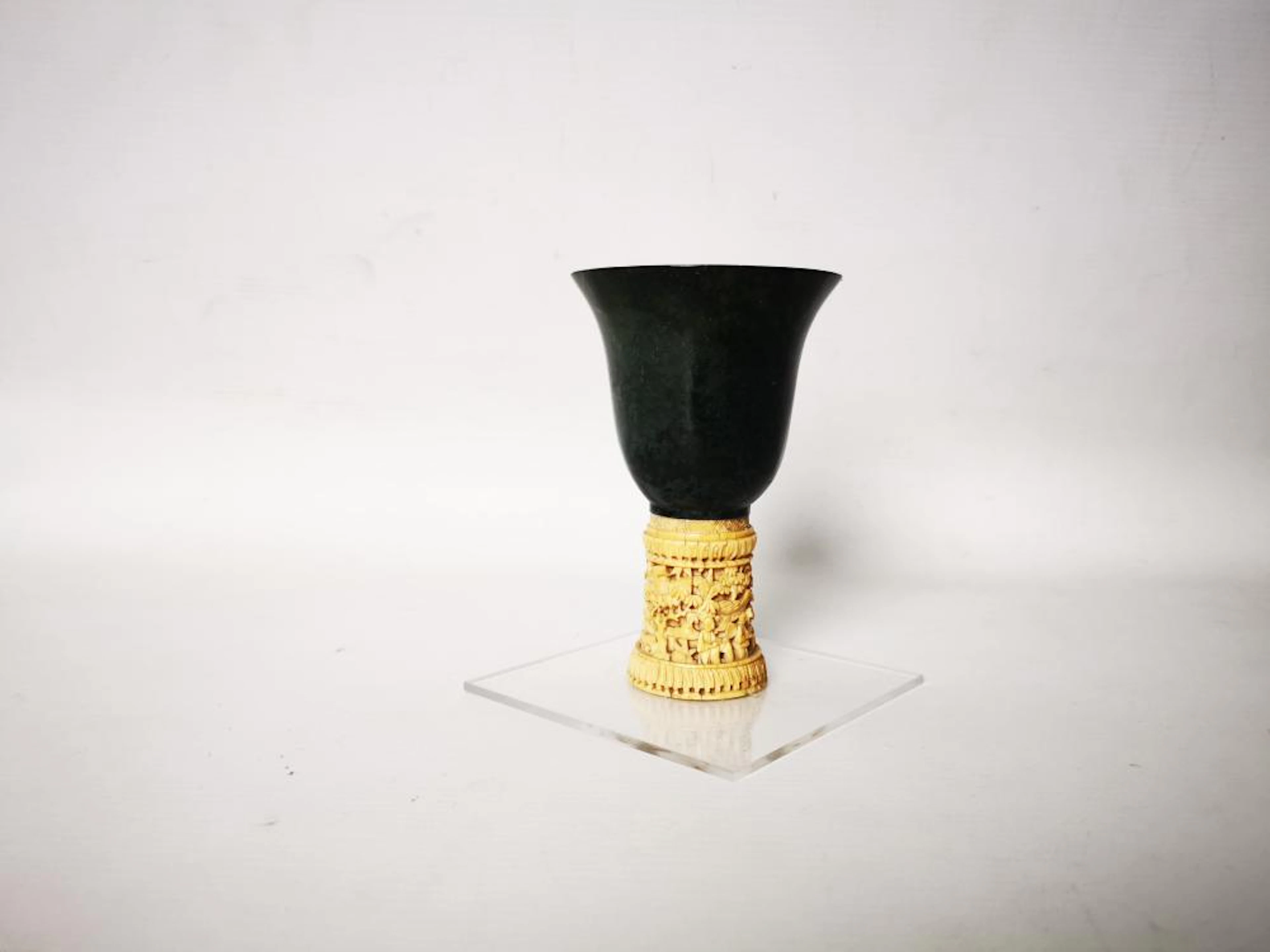 CHINE. Gobelet en jade vert épinard. Monture en os sculpté. H.12 cm.