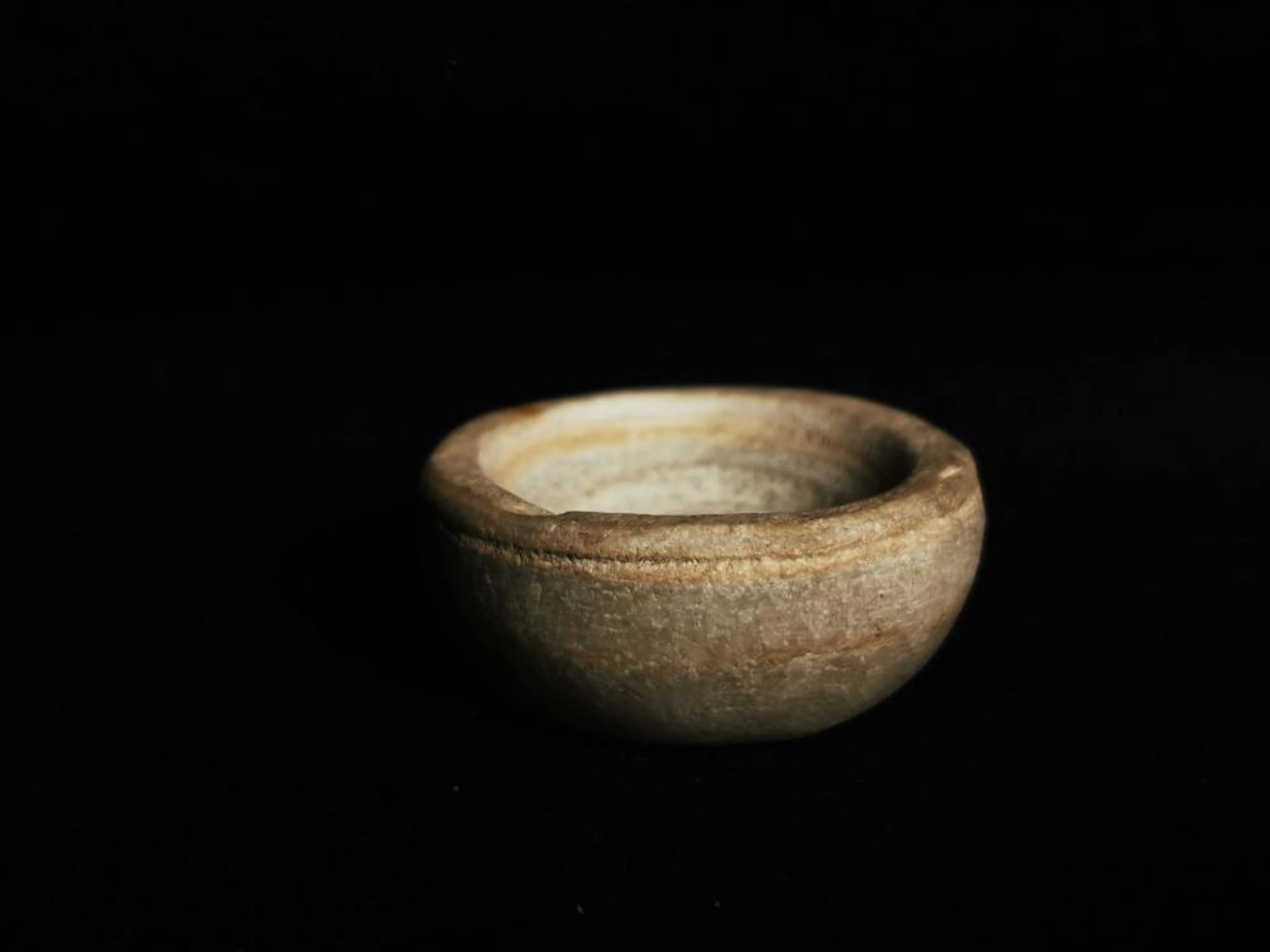 Vase à onguents en albatre ou calcite.D.39 mn. Egypte ou Proche Orient Ier