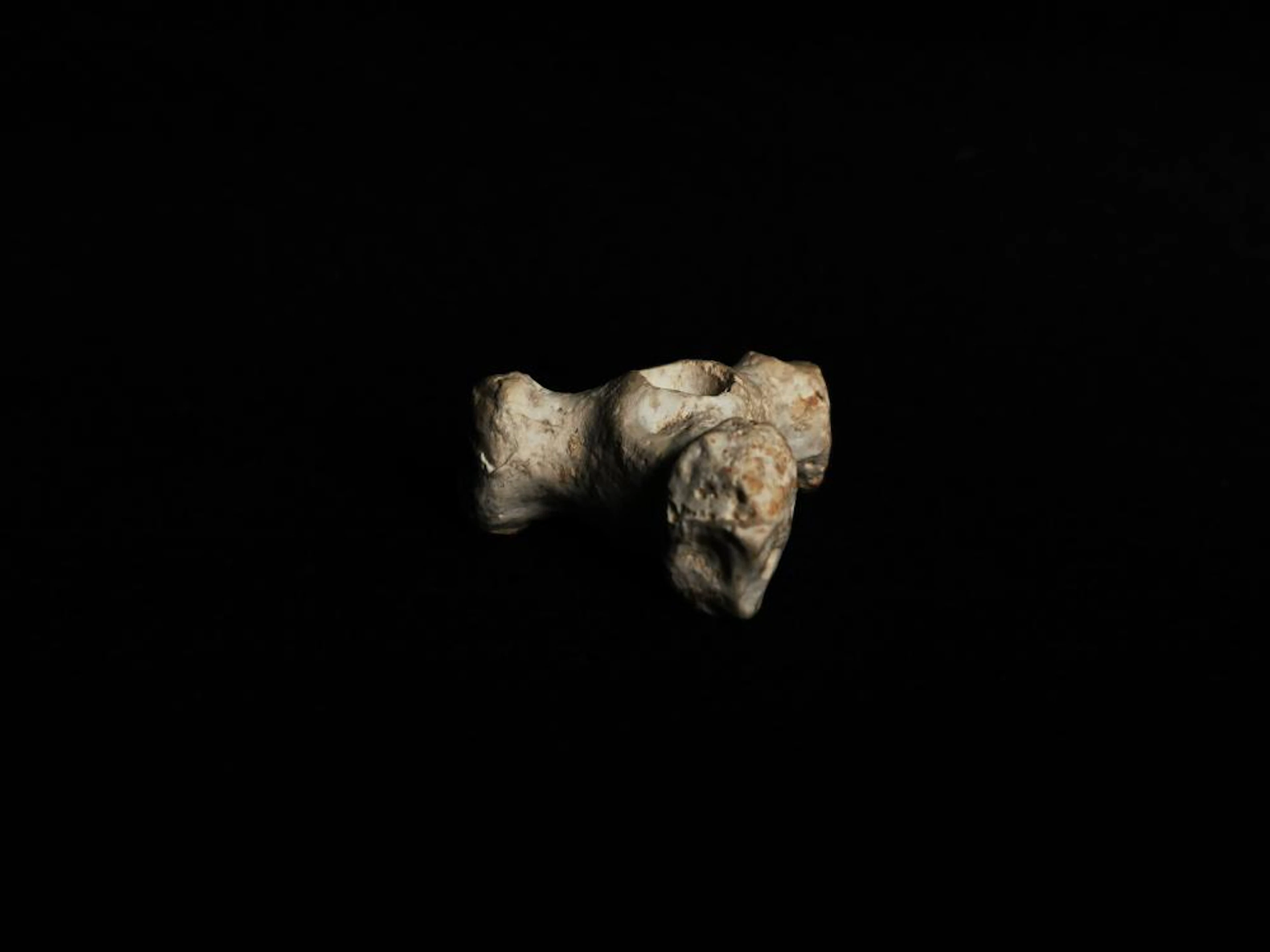 Mini masse d'arme votive en calcite. Sculptée d'une tête à chacune de ses t