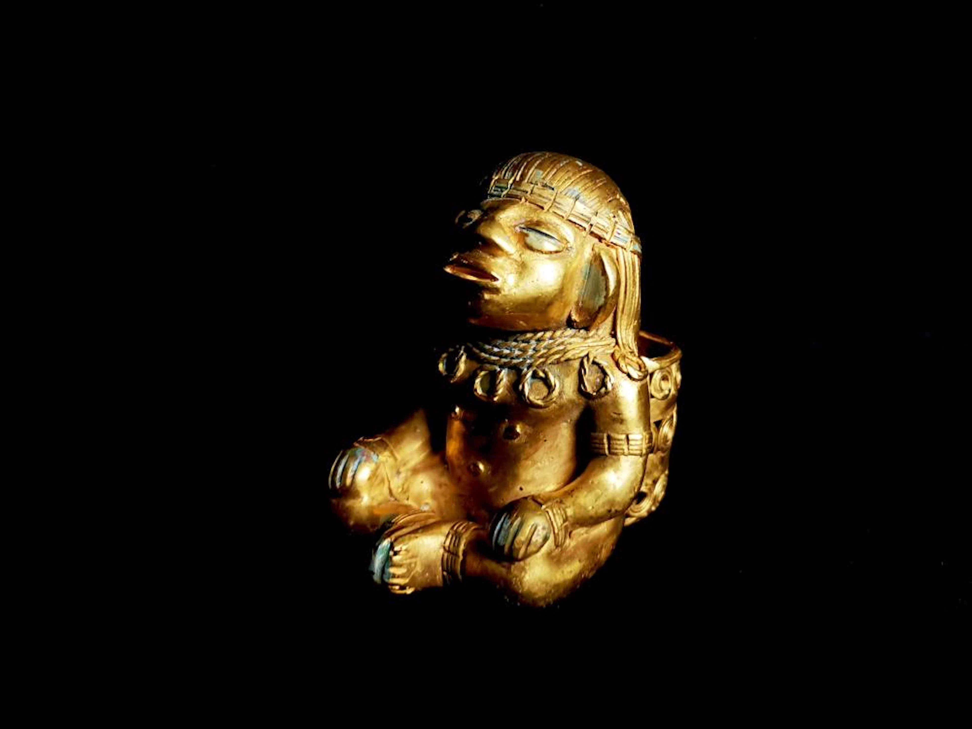 Grande statuette en bas or (Tumabaga) représentant un dignitaire assis port