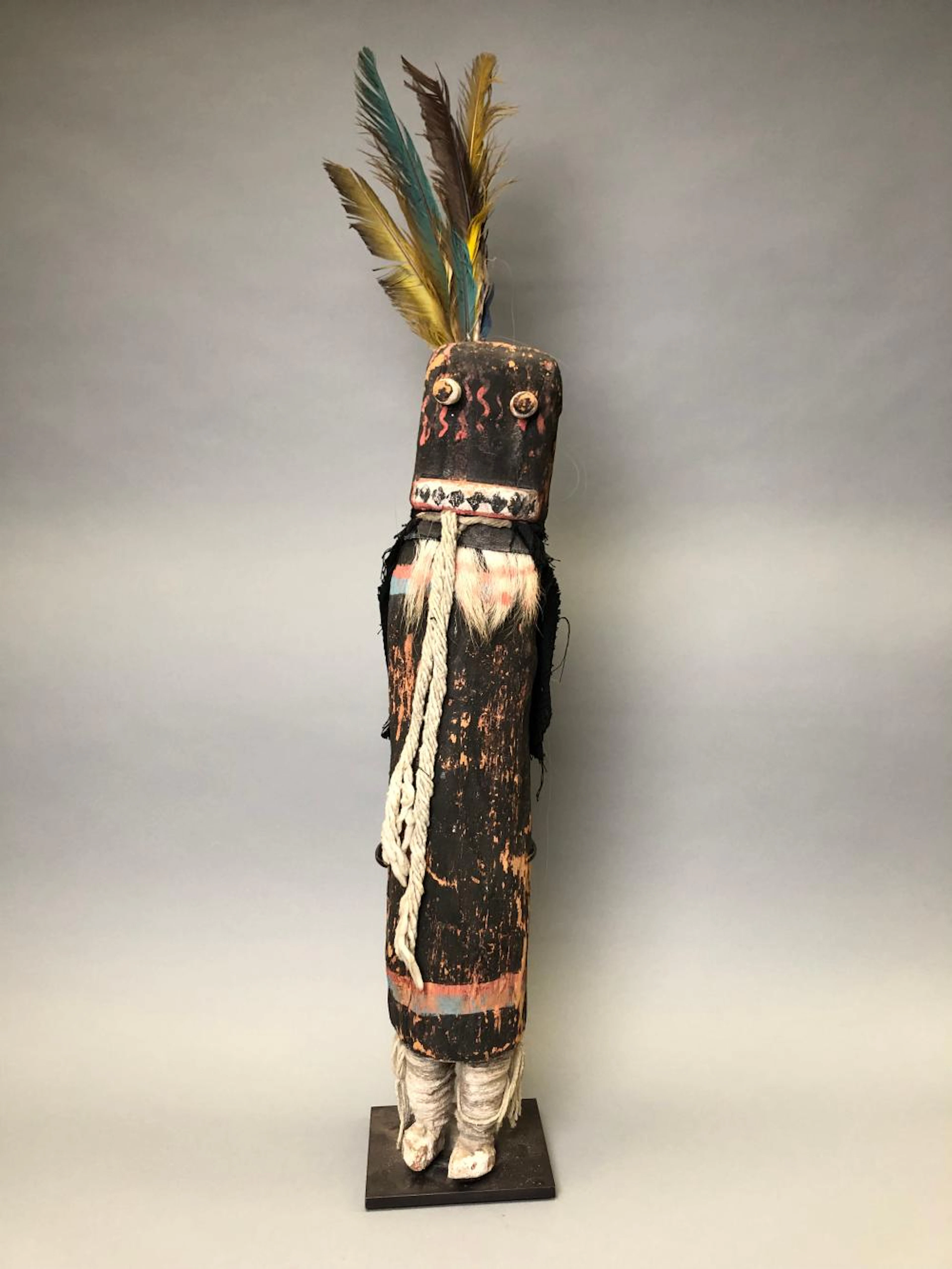 Poupée en bois léger, plumes, polychromie et matières diverses. Indiens Ho