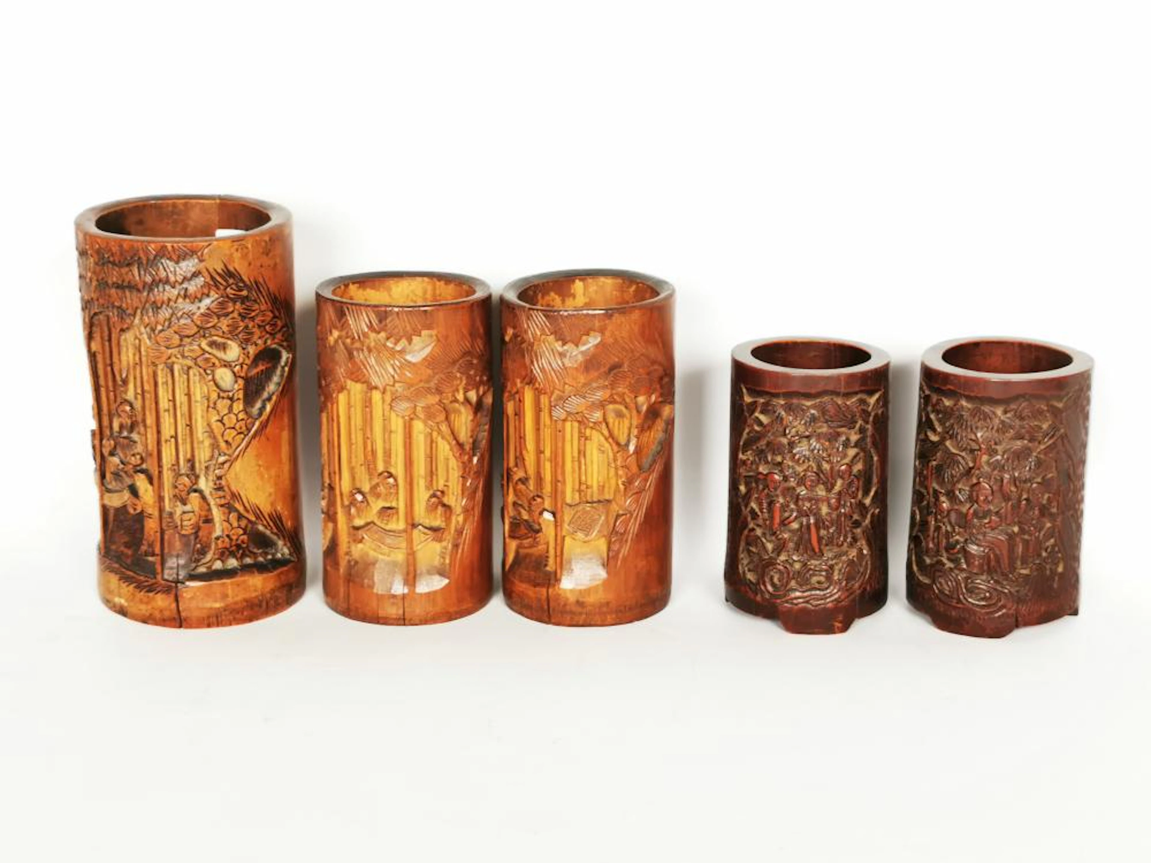 CHINE. Ensemble de cinq porte pinceaux en bois sculpté à décor de scénes de