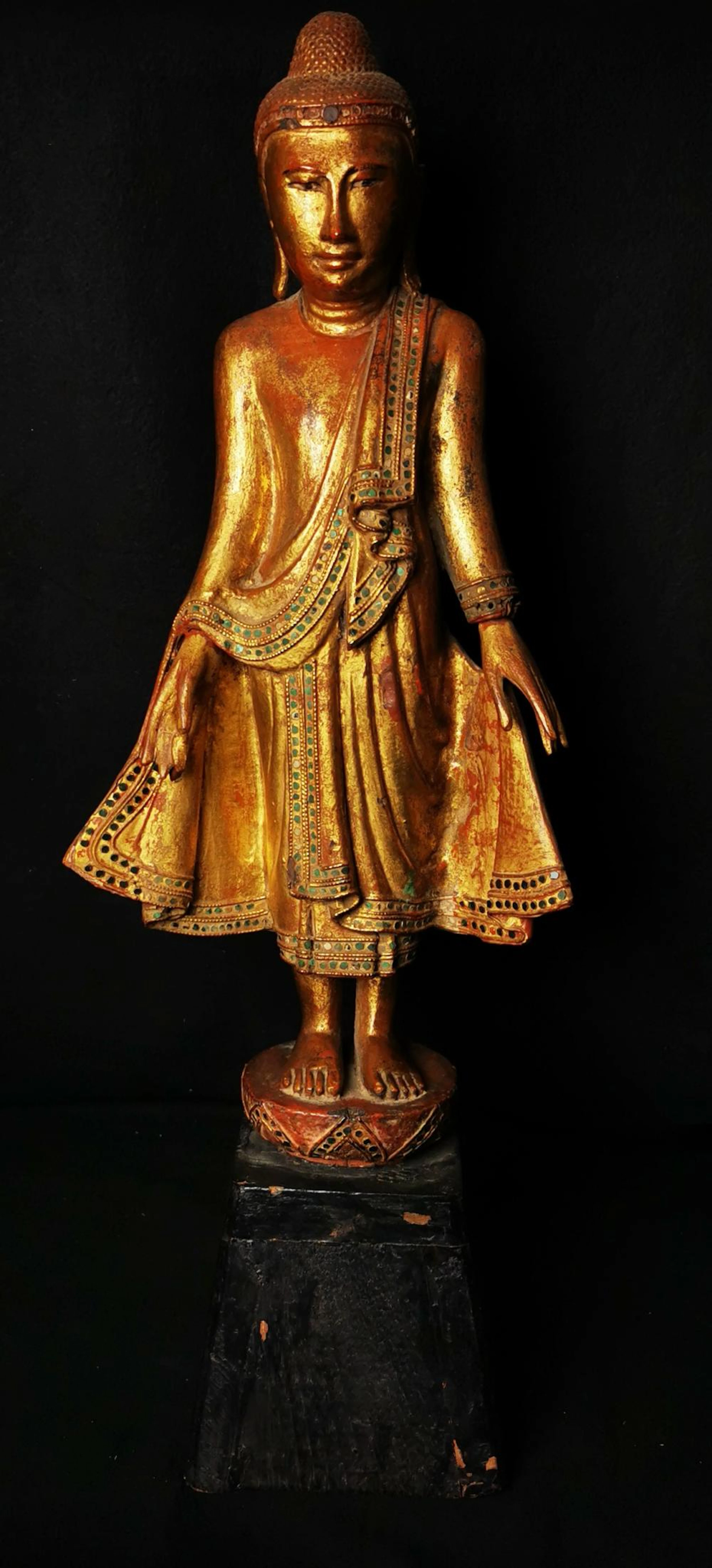 BIRMANIE. Boudhha en bois sculpté, laqué et doré avec inscrustration de ve