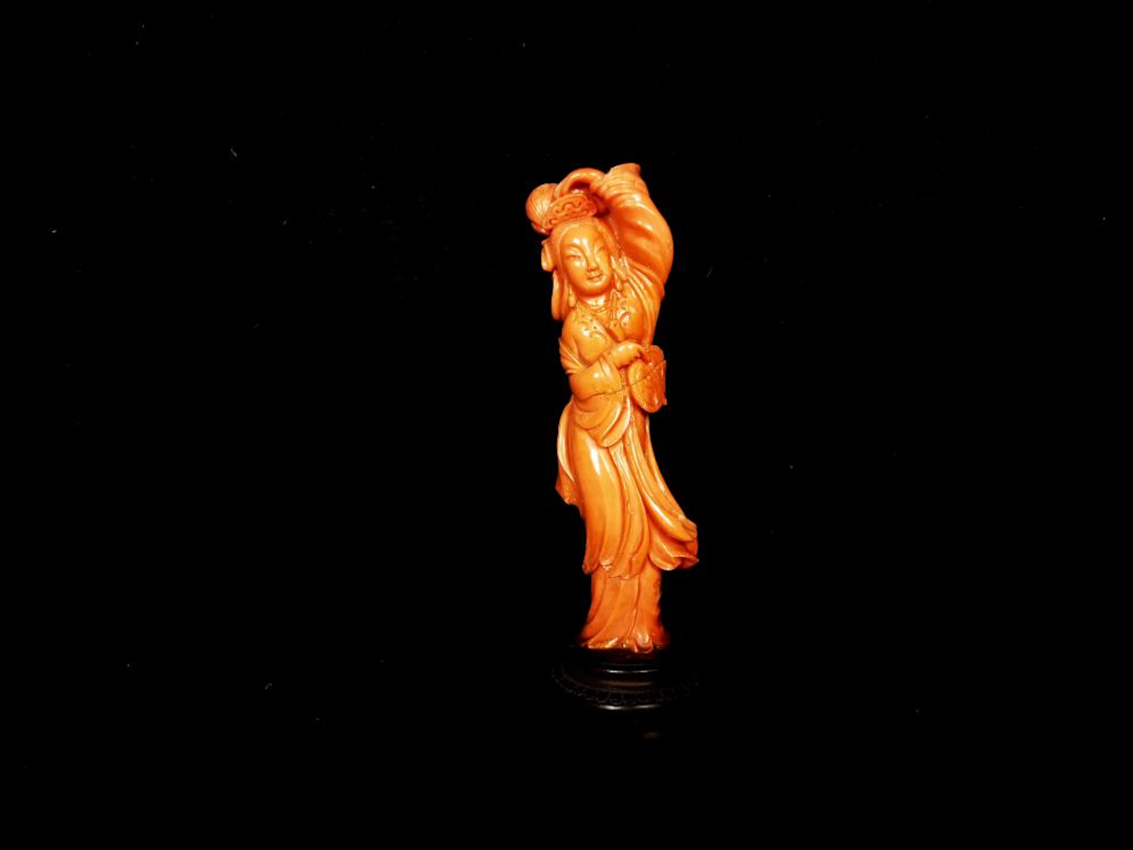 CHINE. Kwanin à l'éventail. Corail rouge sculpté. Cassé/collé.