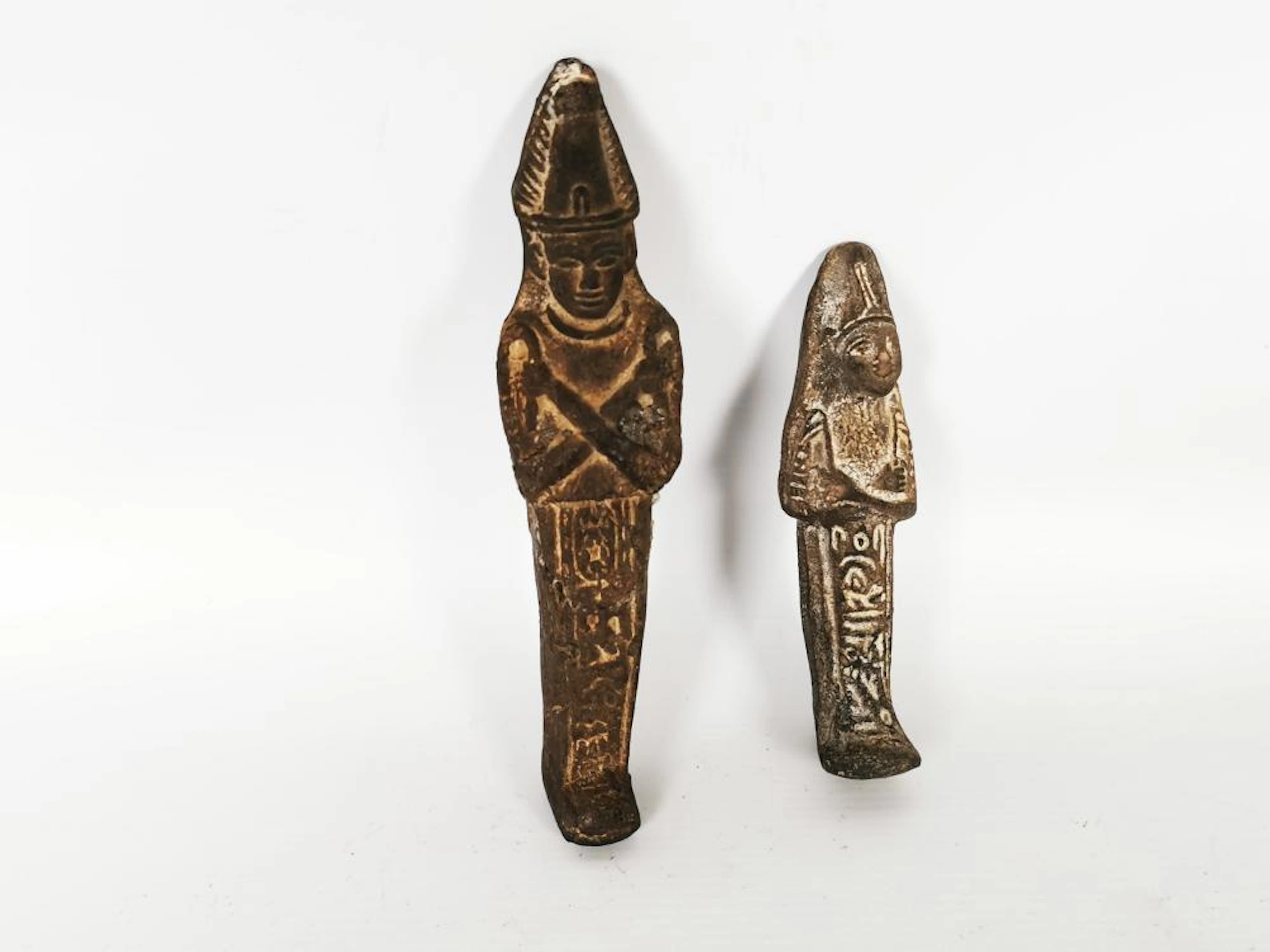 EGYPTE. Deux ouchebtis en terre cuite vernissé. Style Ptolémaïque.H. 18 et