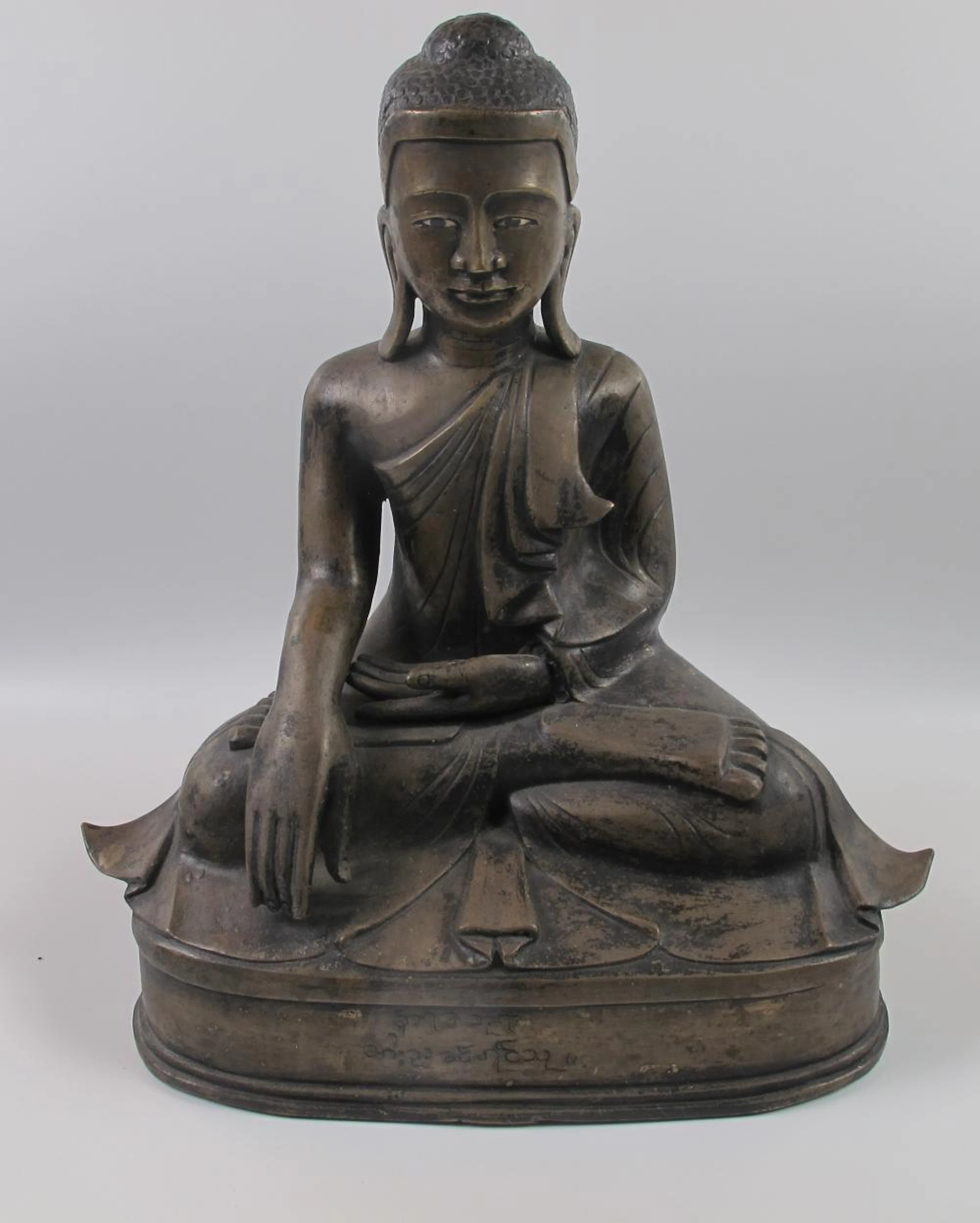 Asie. Birmanie. Statue de Bouddha en bronze assis dans la position de la pr