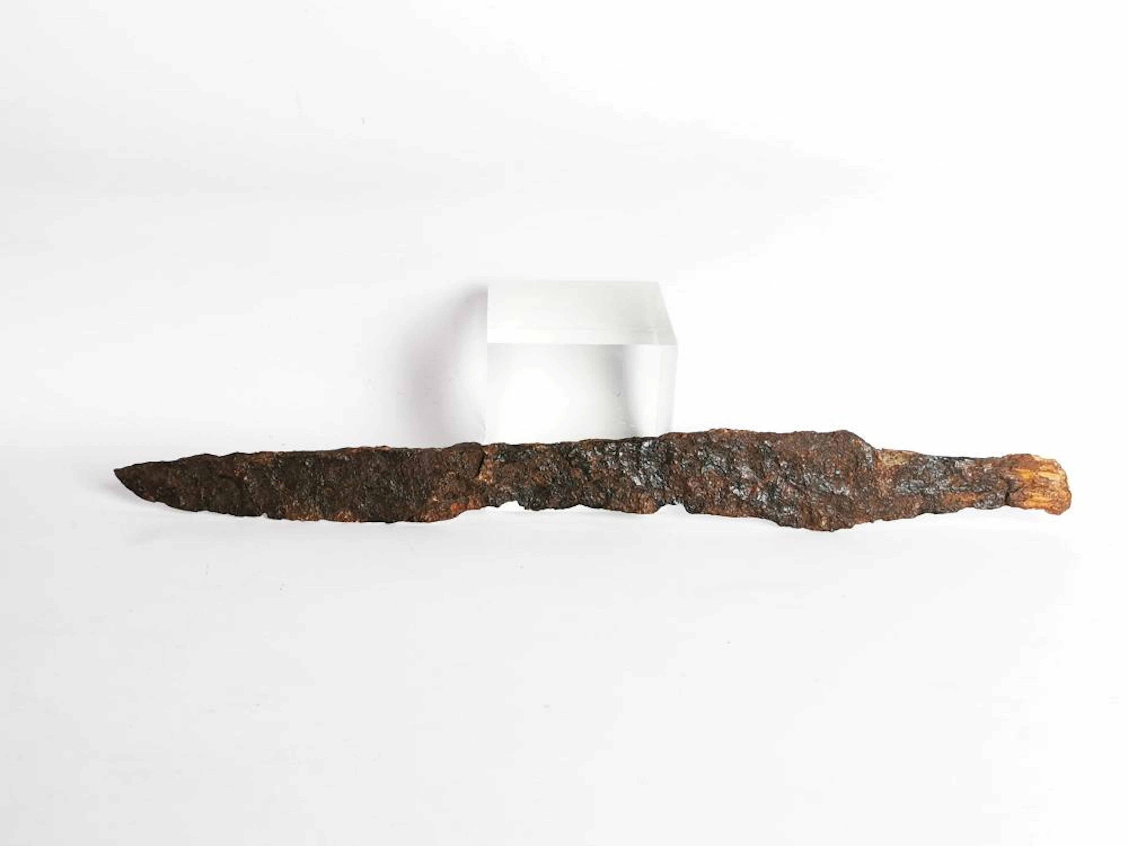 Grand Scaramaxe en fer . L.41 cm. Epoque Mérovingienne Ve - VIIIe siècle AP