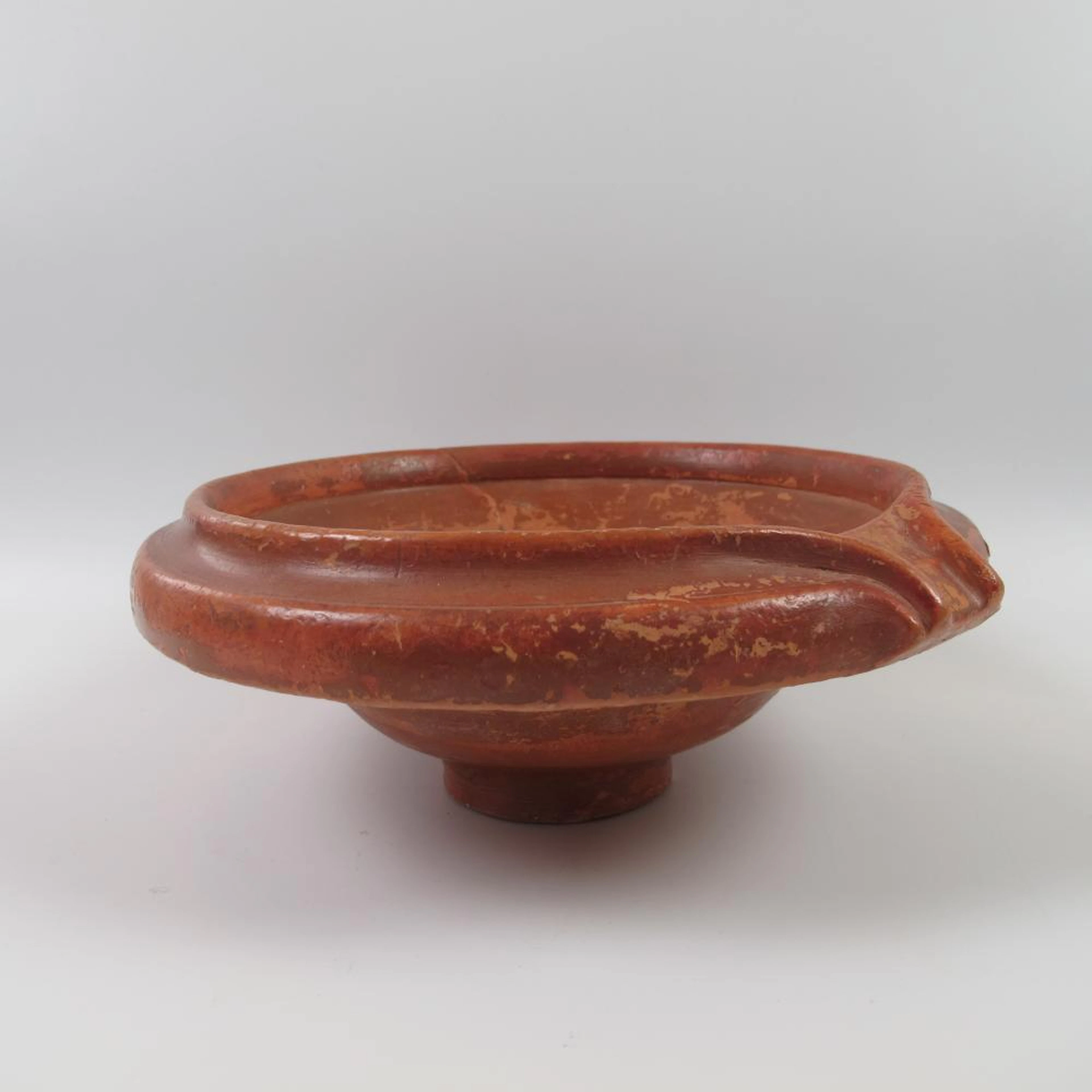 Rome. Grande coupe à rebord et bec gouttière. Terre sigillée. Diam. 19.5cm.