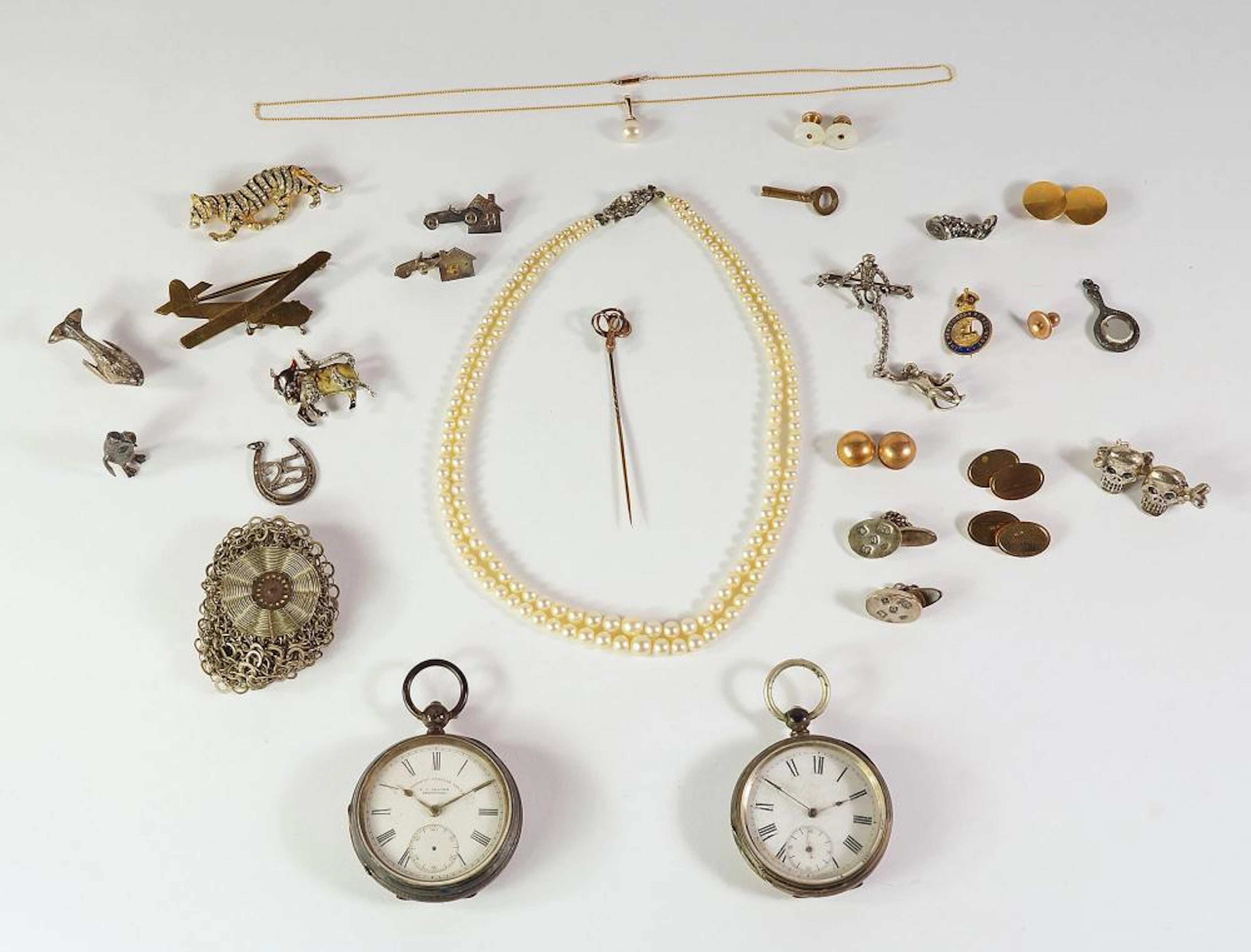 A collection of jewellery, to include a pair of silver cufflinks