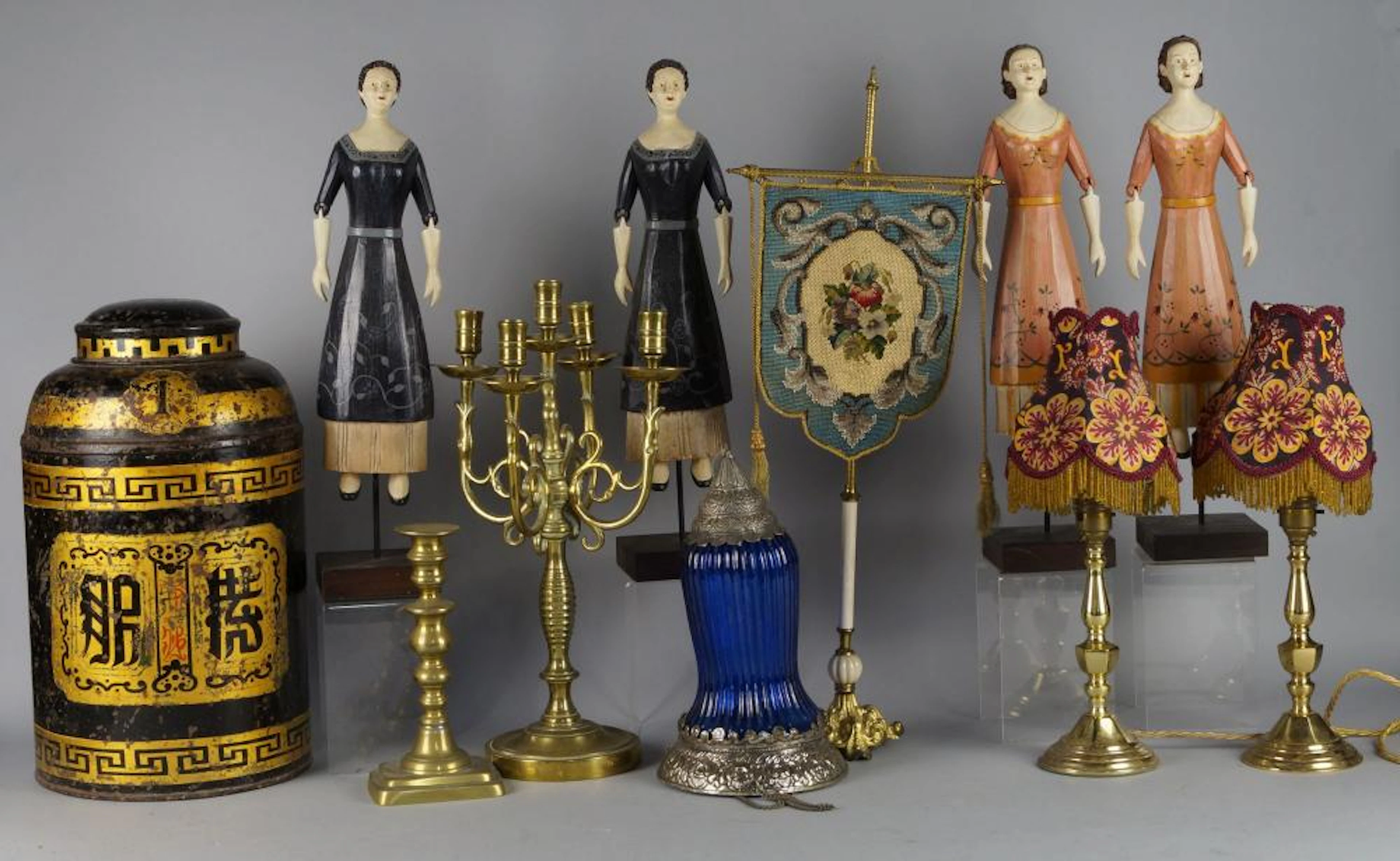 A lacquered tea cannister, 19th century, decorated in the Chinese