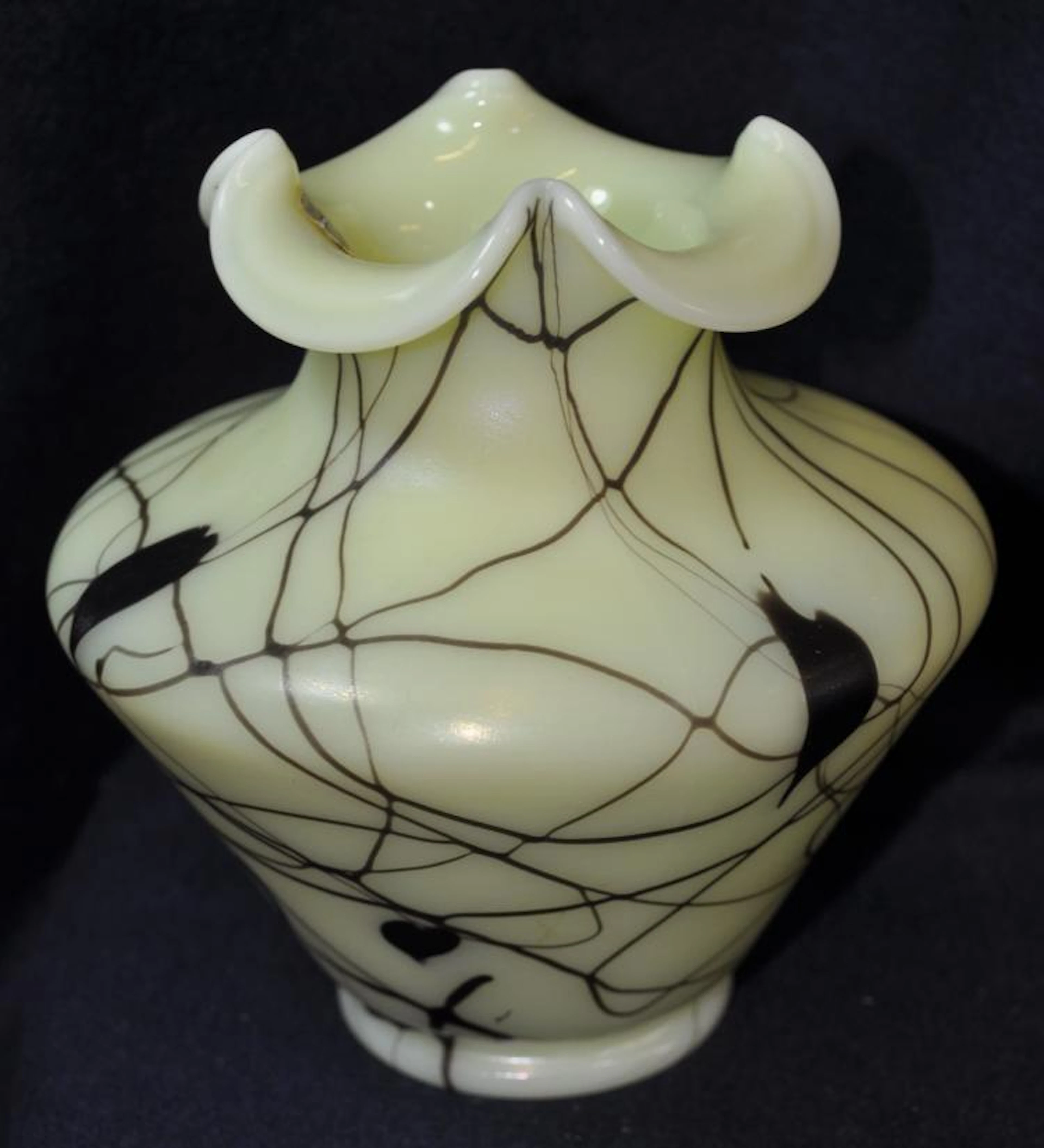 1976 FENTON CUSTARD IRIDIZED HANGING HEART CUST VASE XV