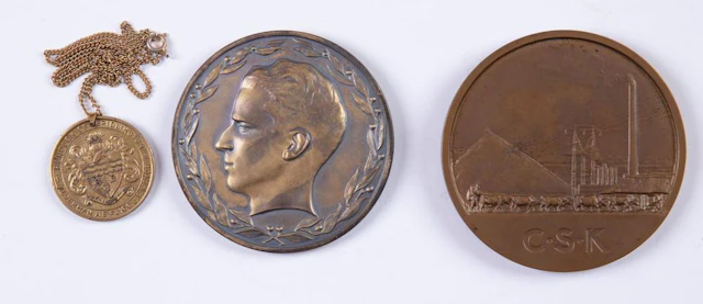 MÉDAILLES, insignes, décorations diverses. Lot de 24 pi