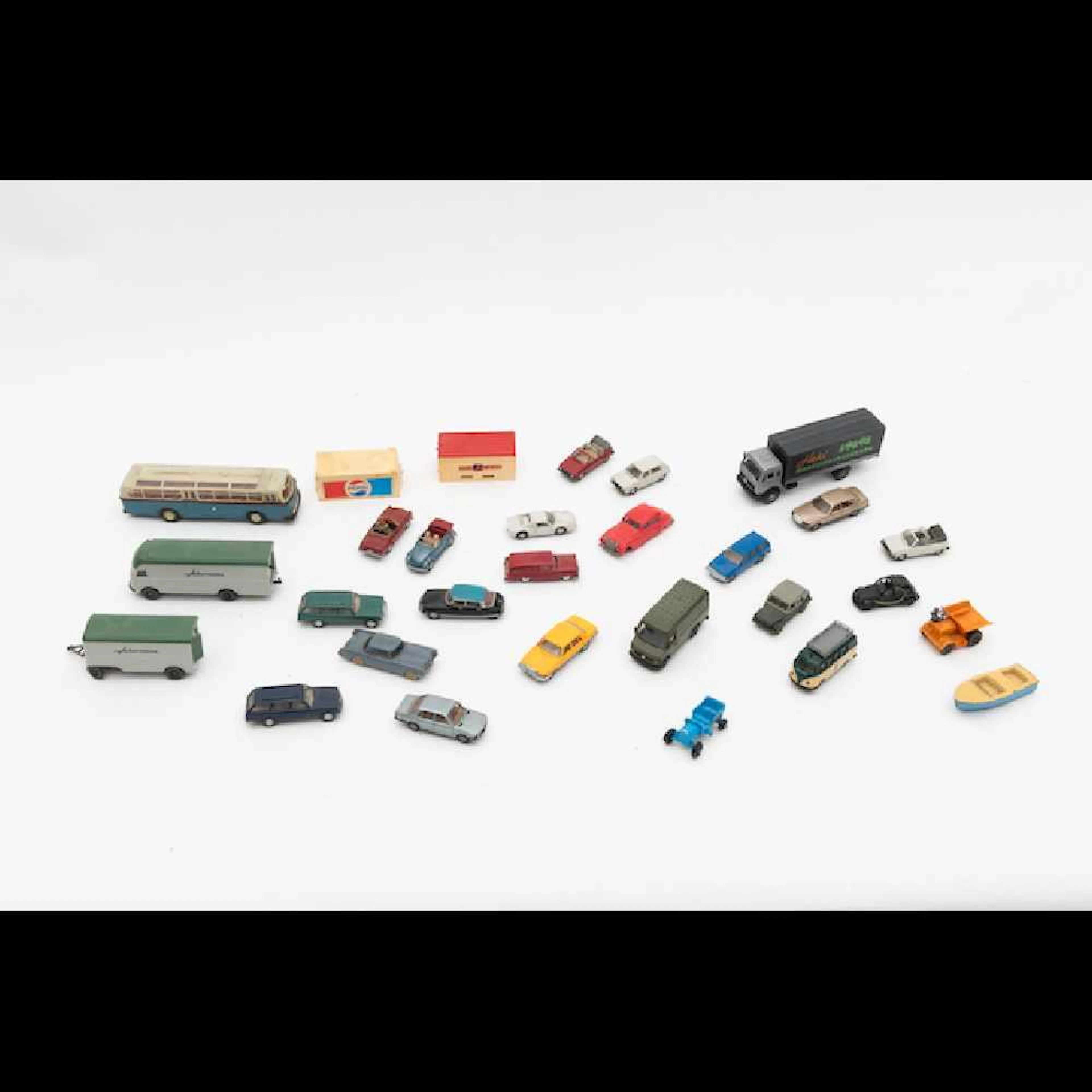 [VOITURES] Lot de 26 voitures et camions miniatures, la