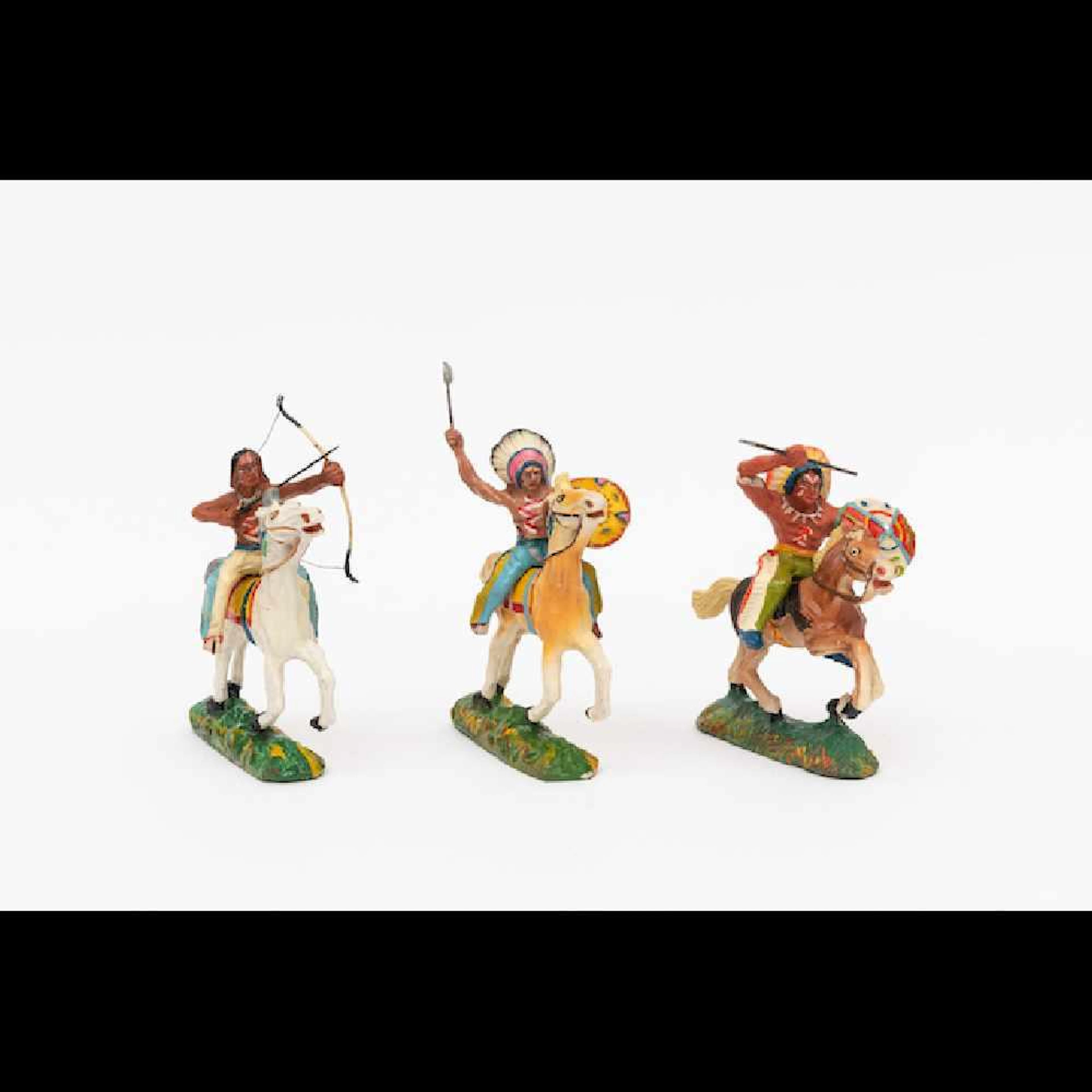 DURSO - 3 guerriers amérindiens à cheval, un avec tomah