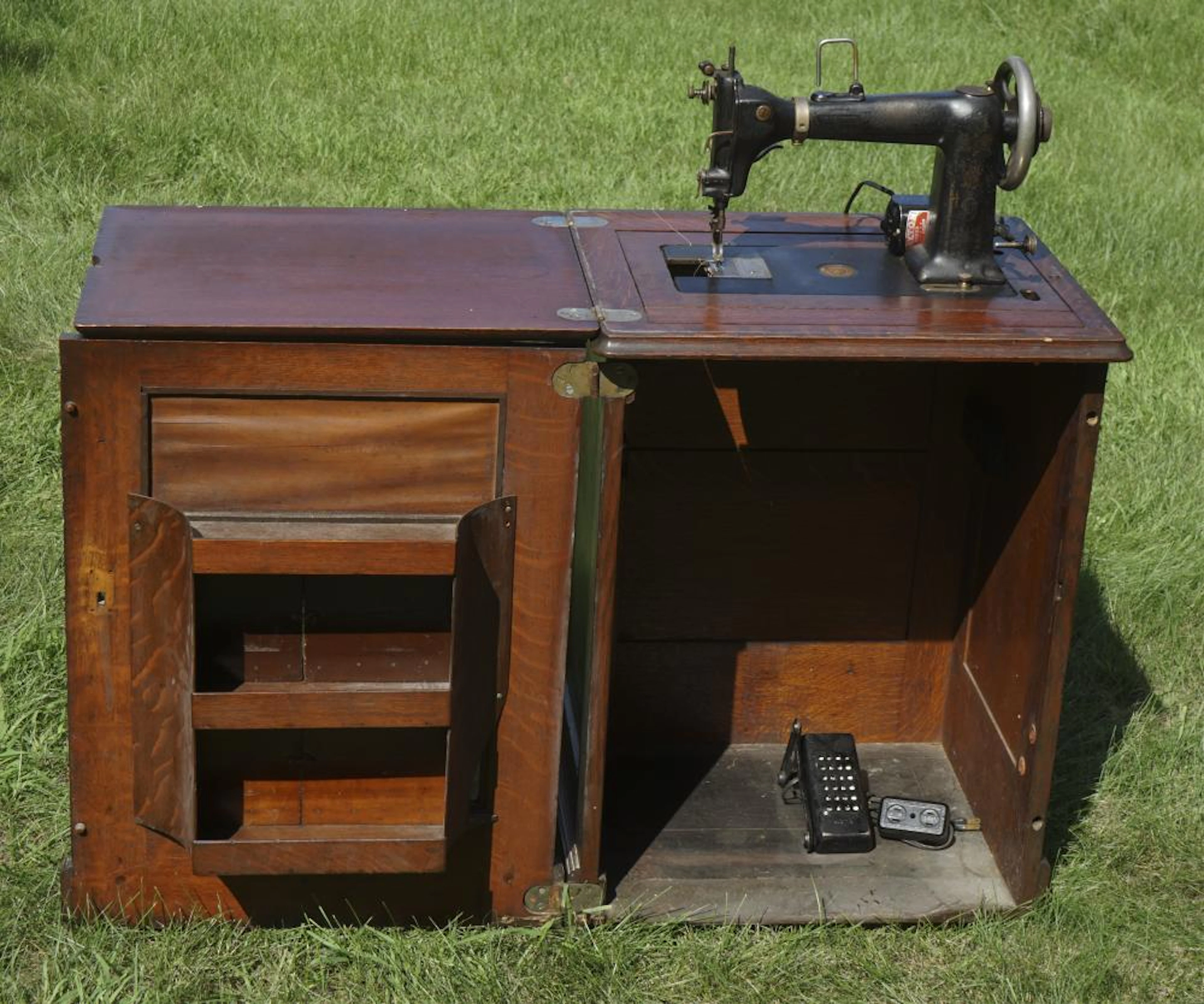 Antique Wheeler & Wilson D-9 Sewing Machine