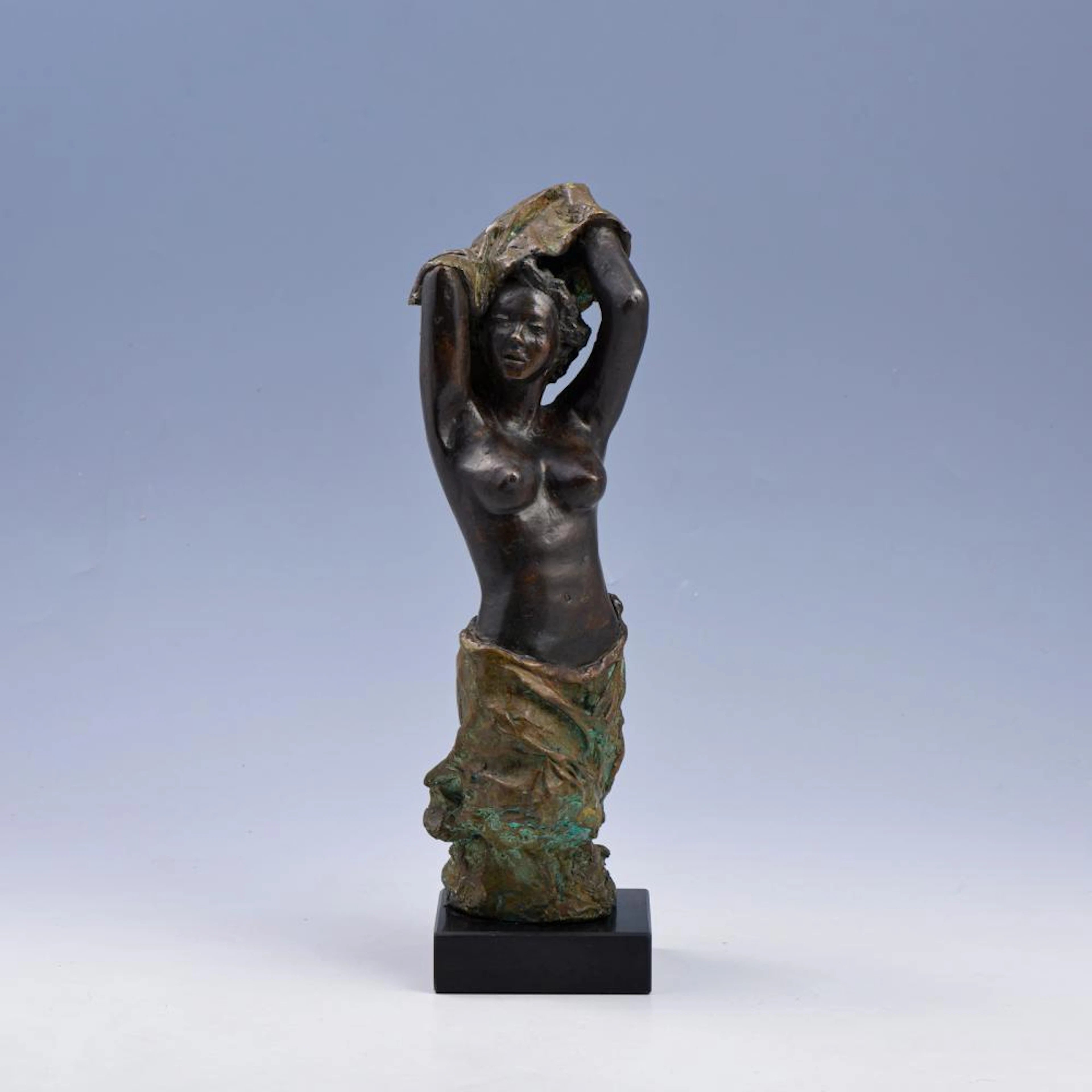 Figura feminina desnuda, escultura em bronze