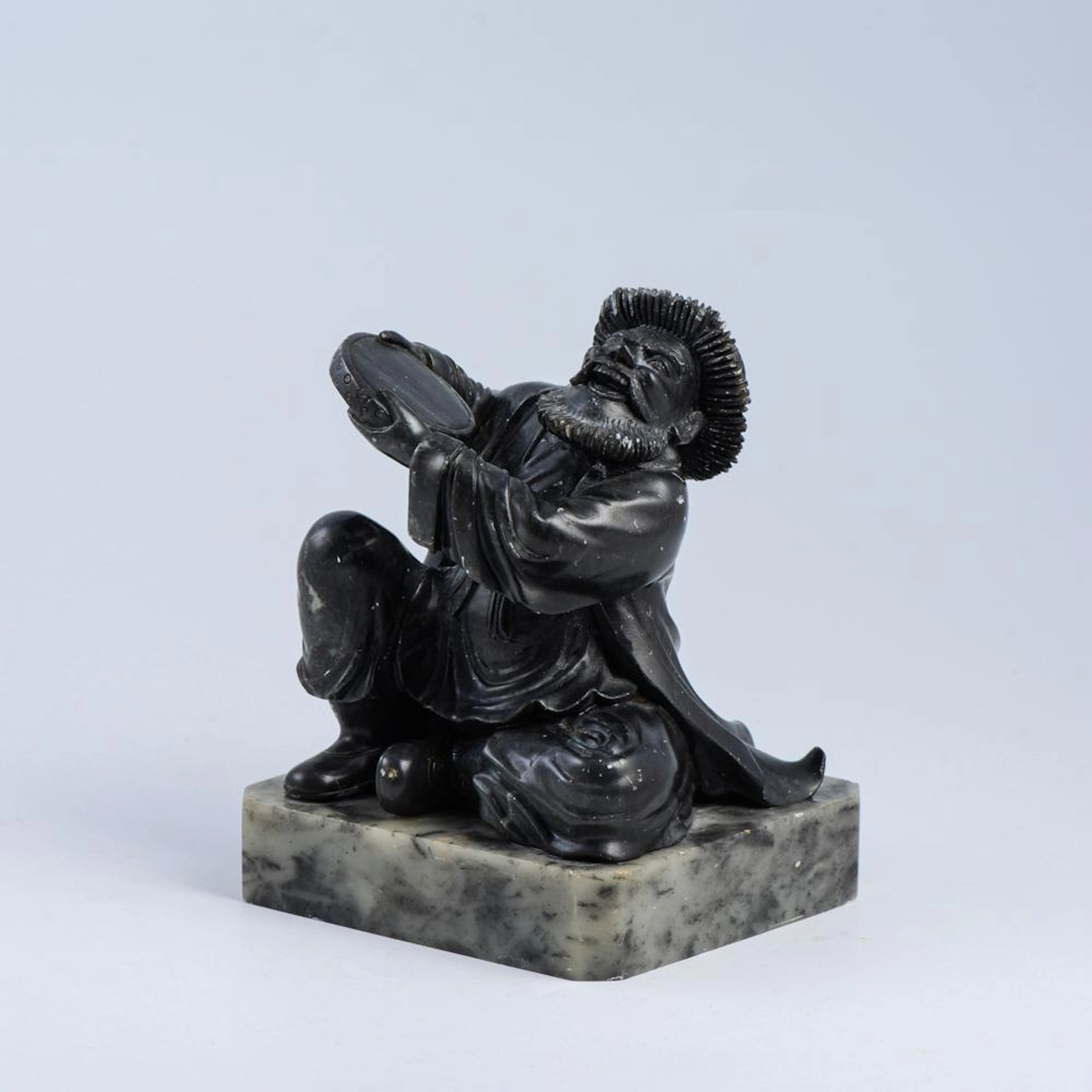 Fig. oriental, escultura em pedra