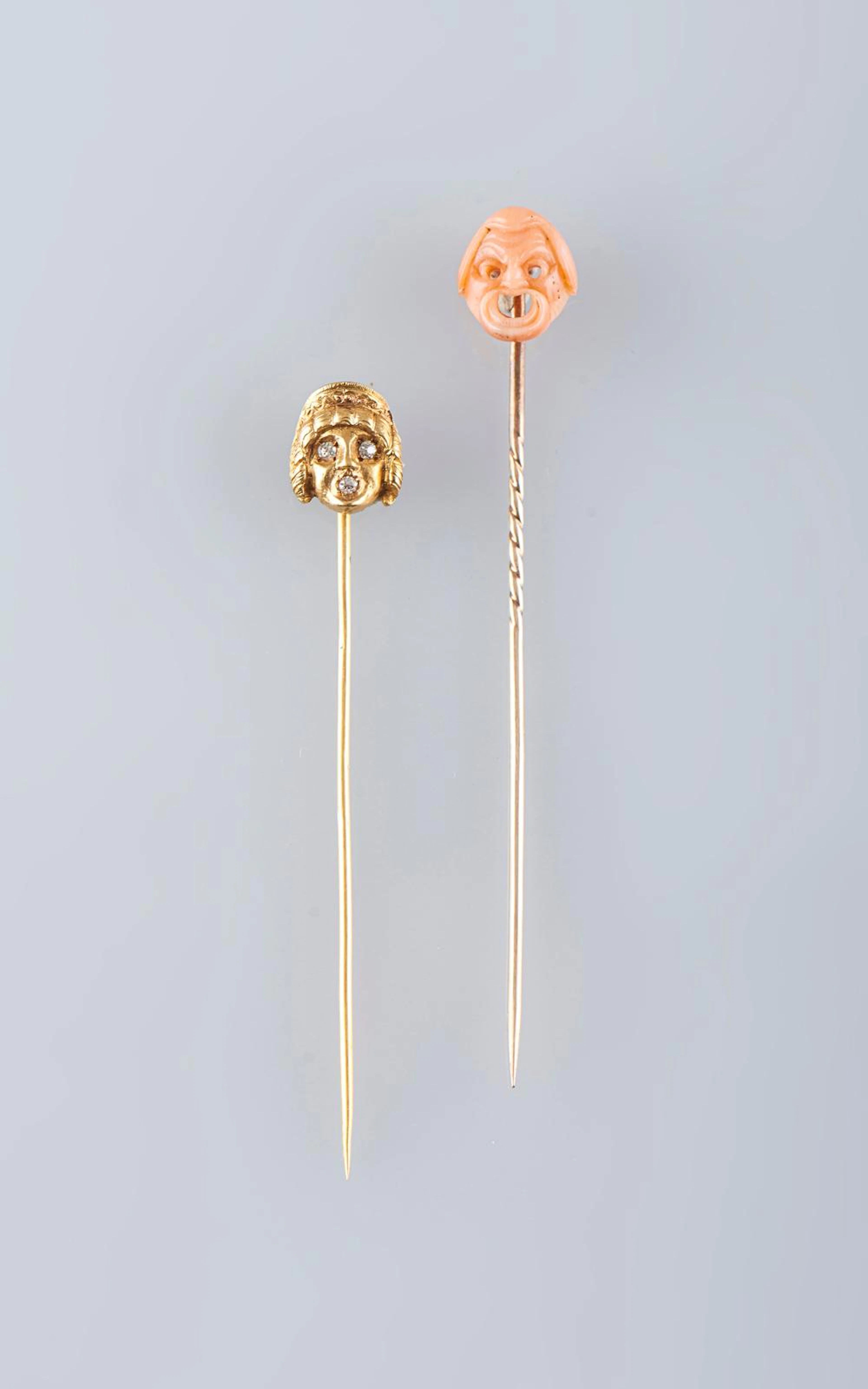 2 alfinetes gravata ouro, coral, "mascara",P.3,77g