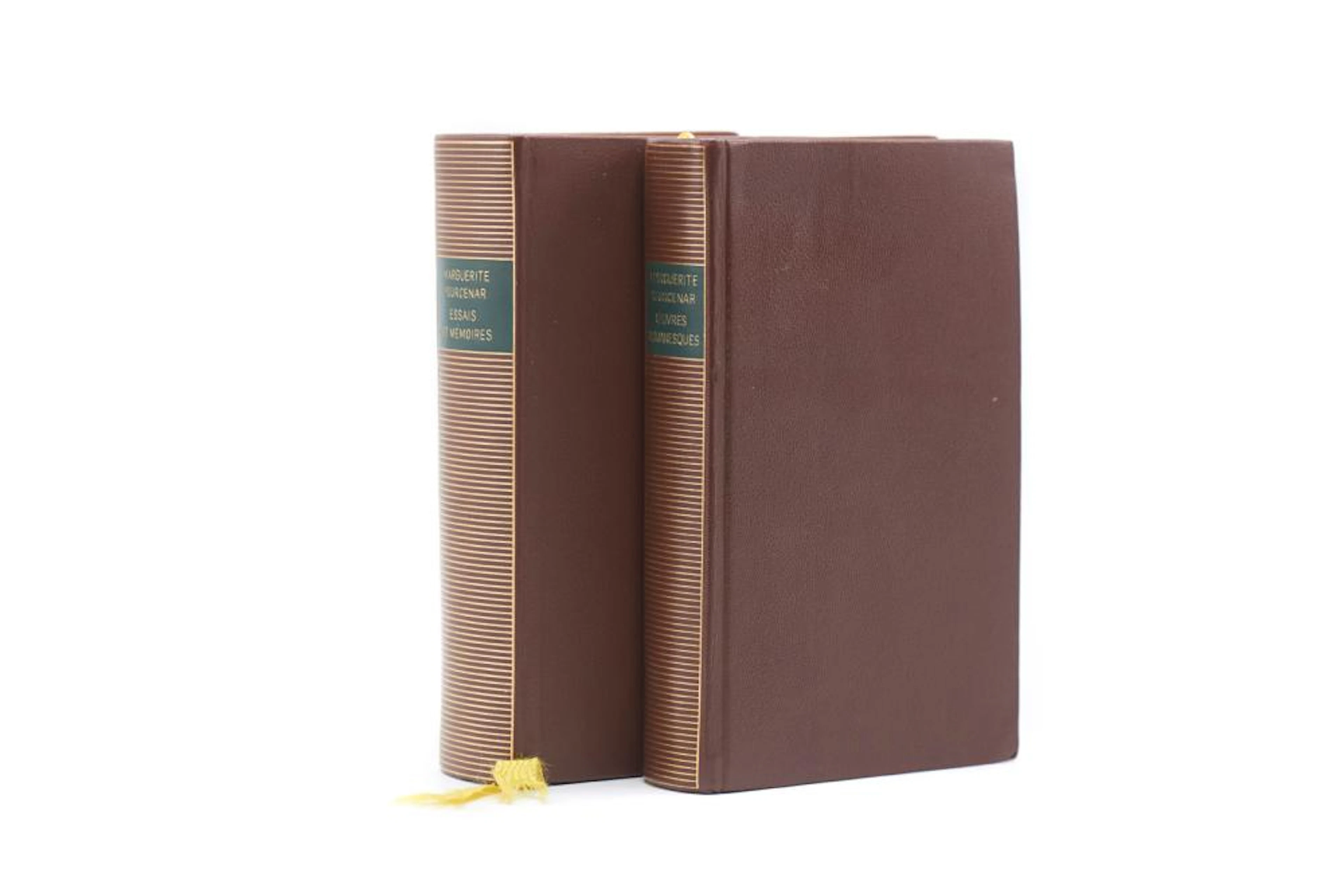 YOURCENAR, Marguerite. Conjunto de 2 vols. encs,