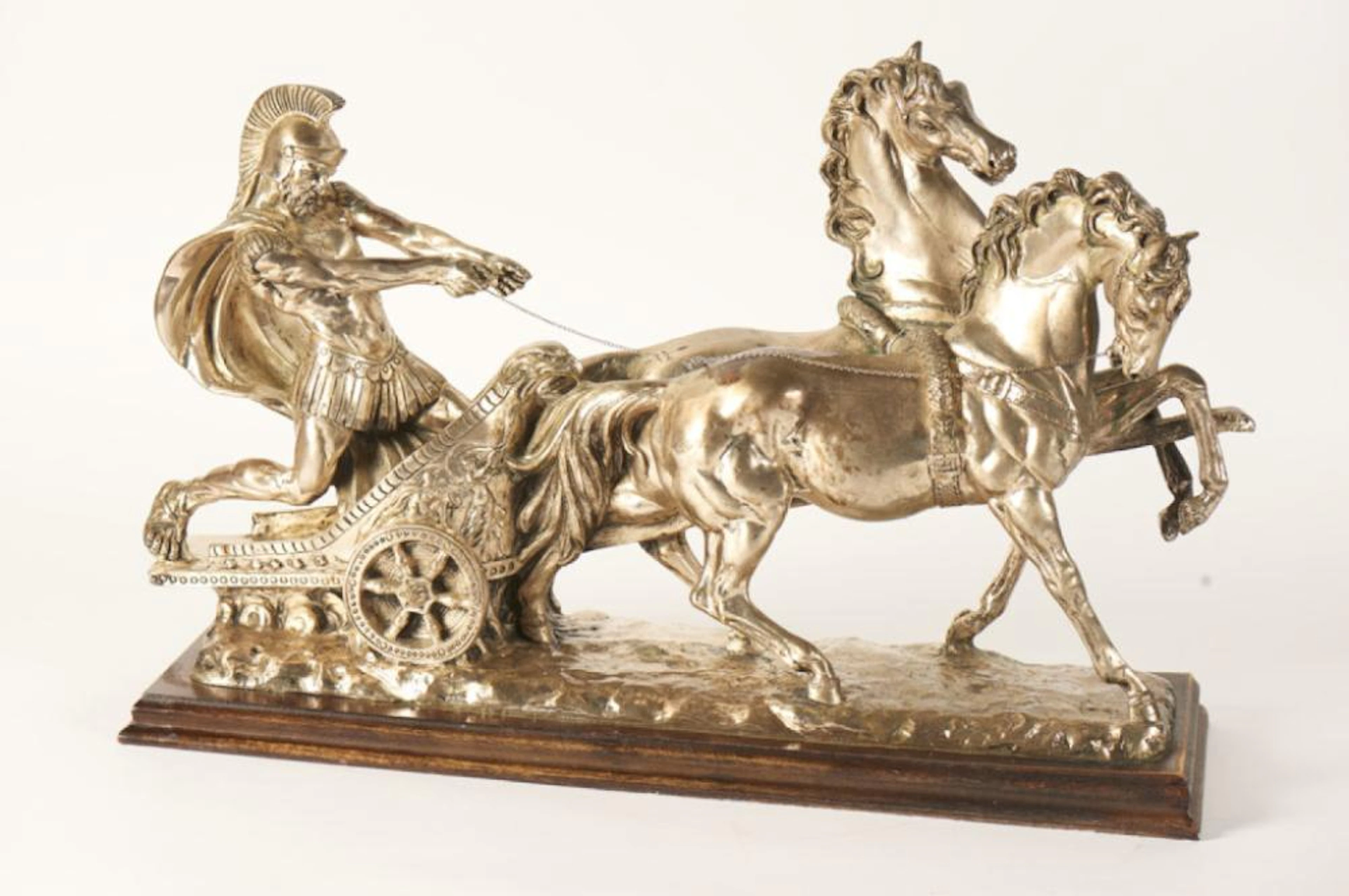 Escultura em resina prateada, biga romana