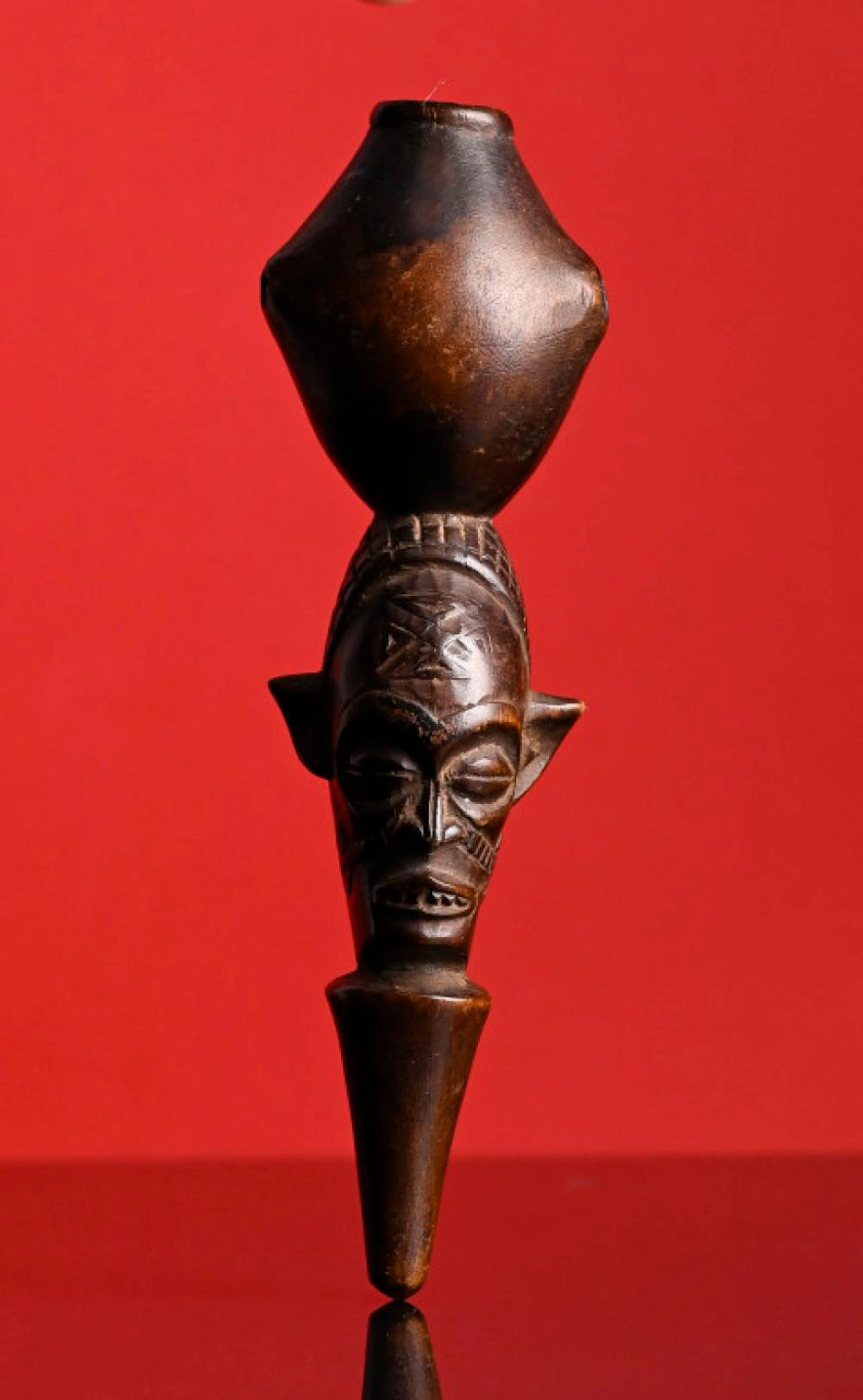 Cachimbo africano em madeira entalhada