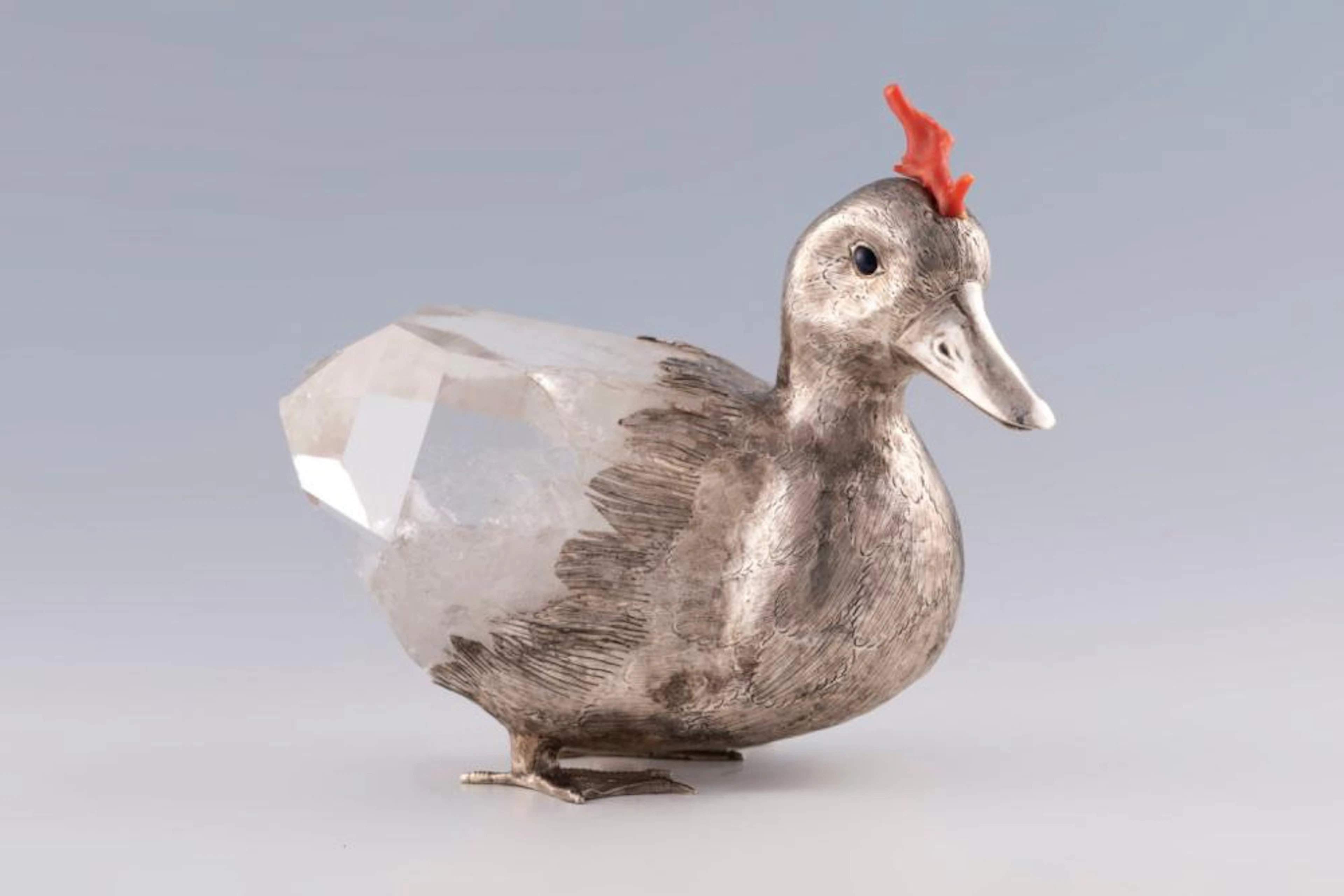Pato, escultura de Luiz Ferreira em quartzo (cristal-de-rocha)