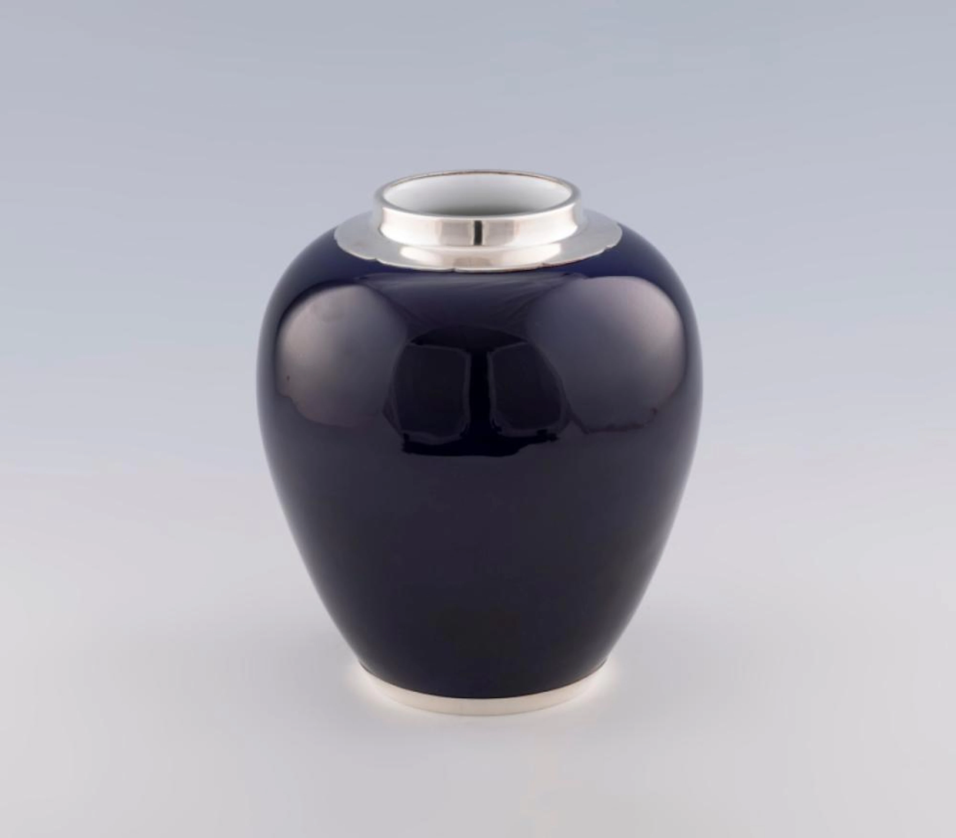 Pote em porcelana da Vista Alegre em tons de azul cobalto
