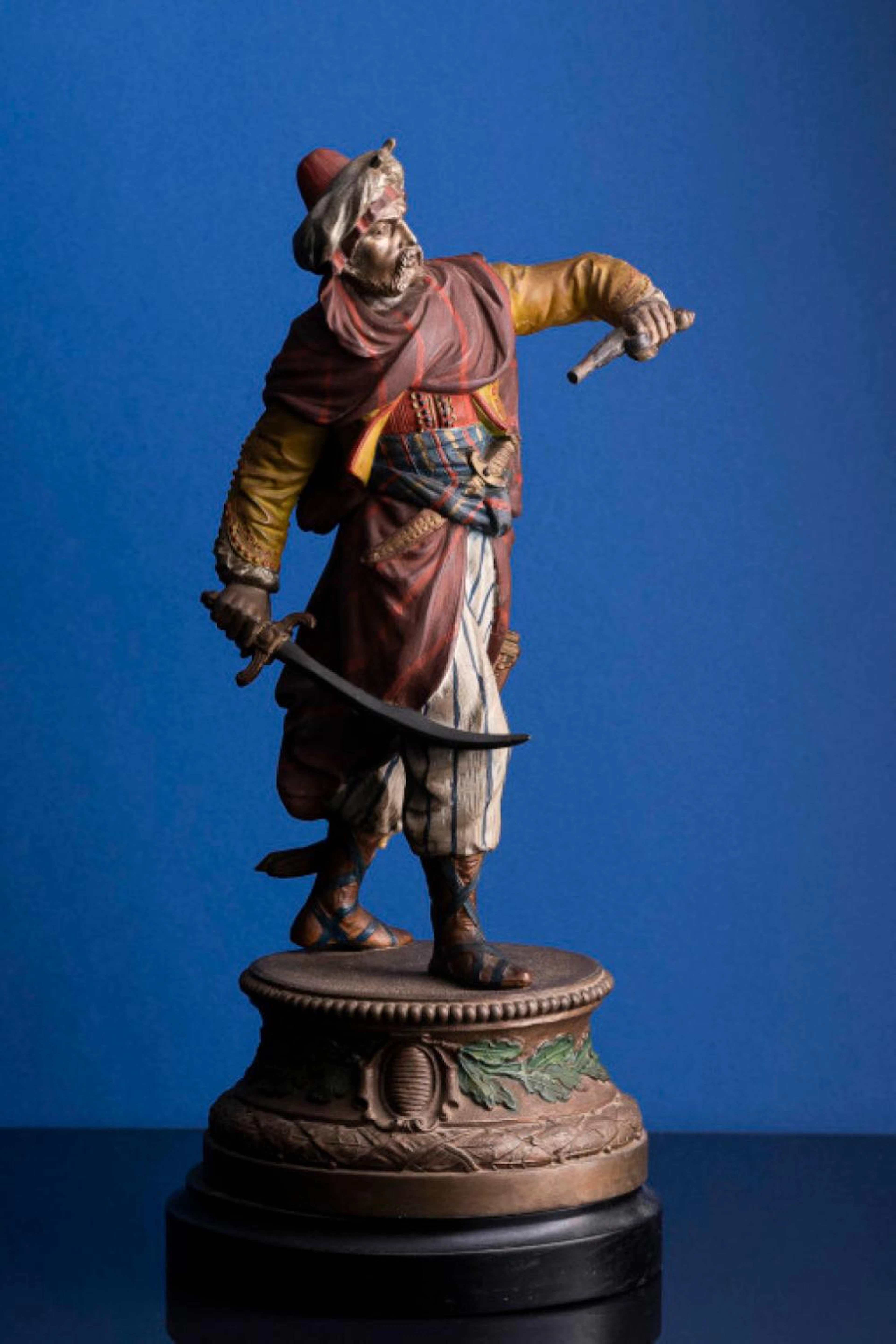 Escultura em antimónio pintado