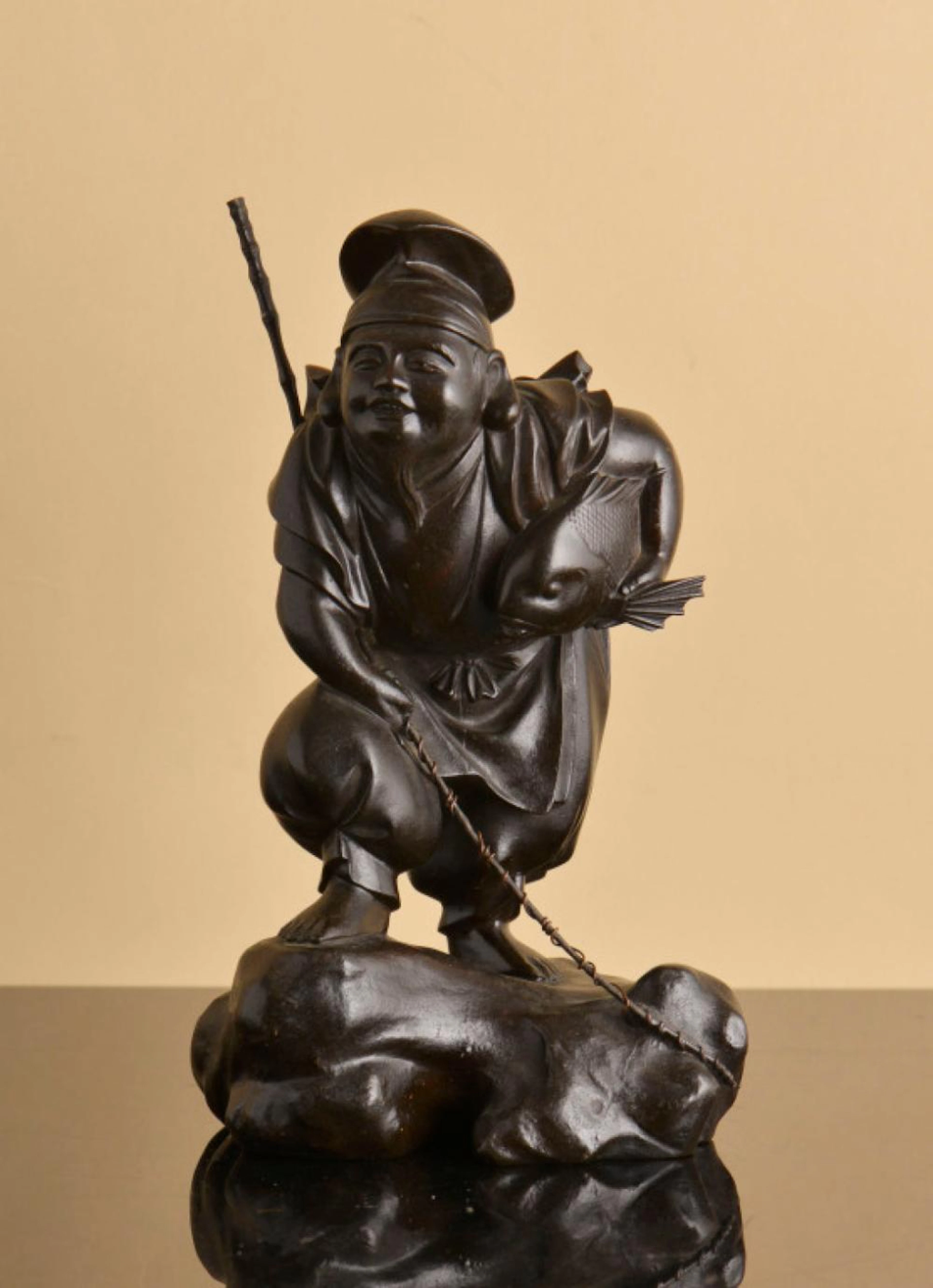 Pescador, escultura japonesa em bronze