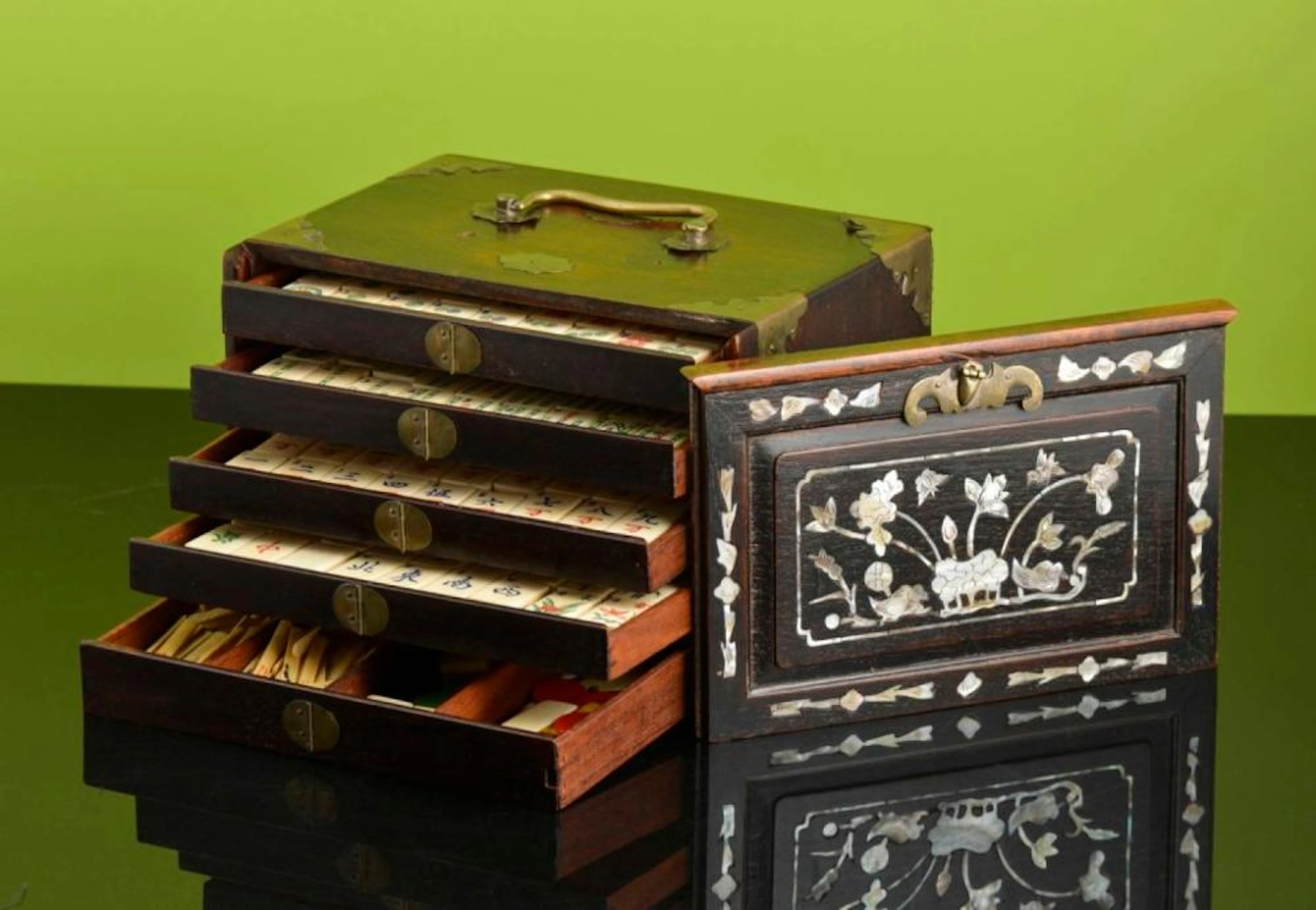Caixa chinesa com pedras e fichas para jogo de majohng.