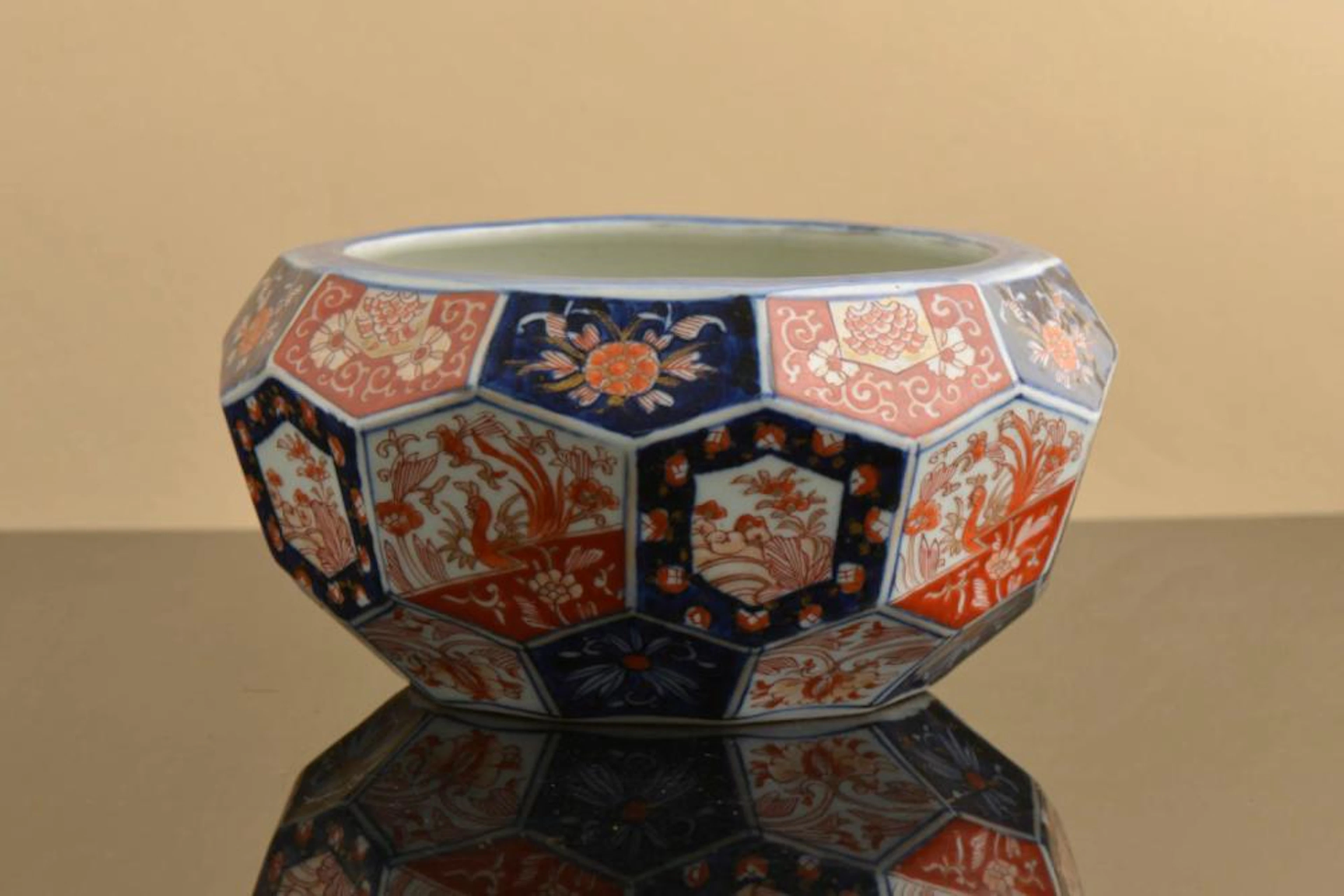 Invulgar taça em porcelana japonesa Imari.
