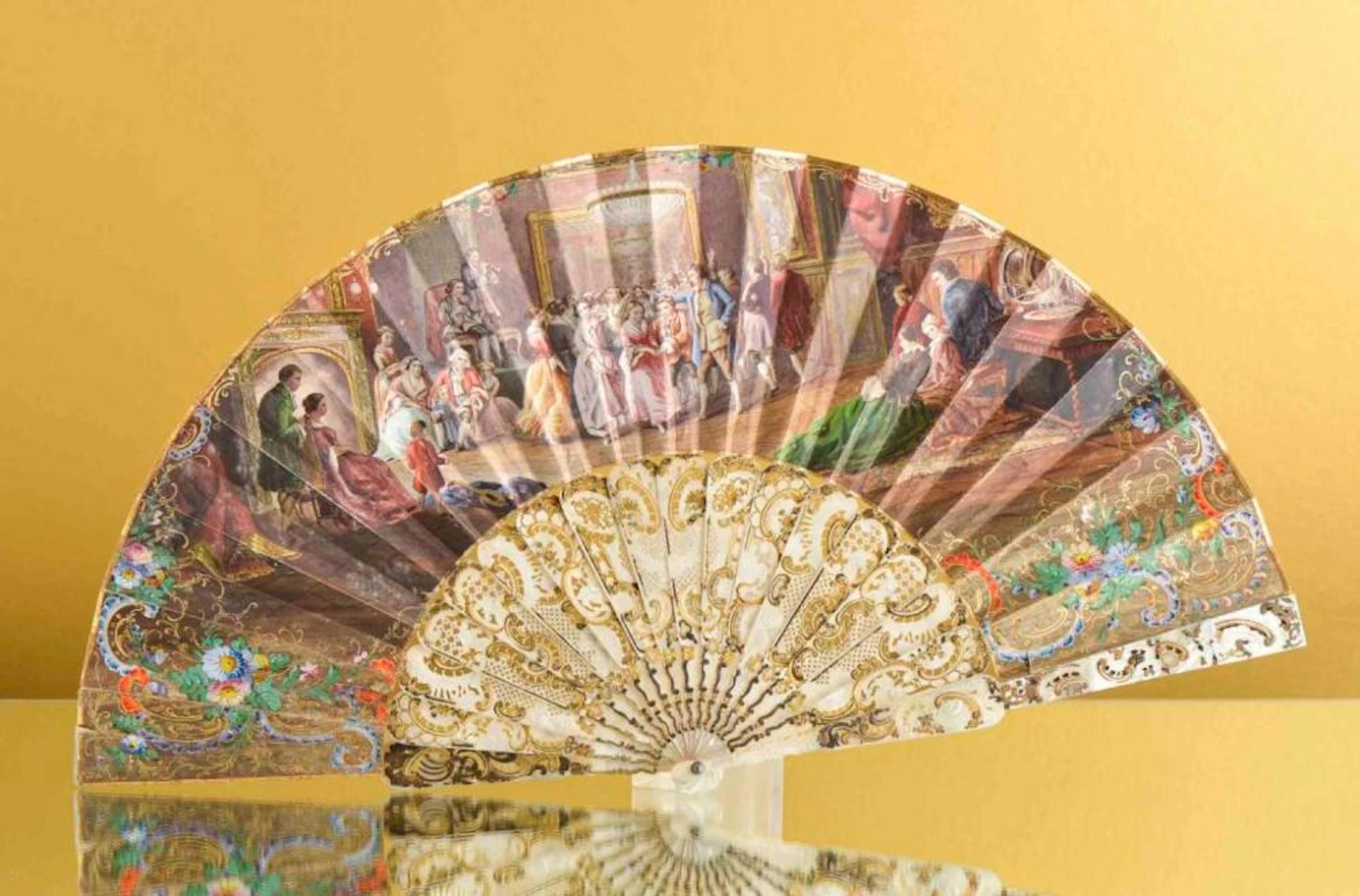 Leque c/cena de baile com varetas em madrepérola