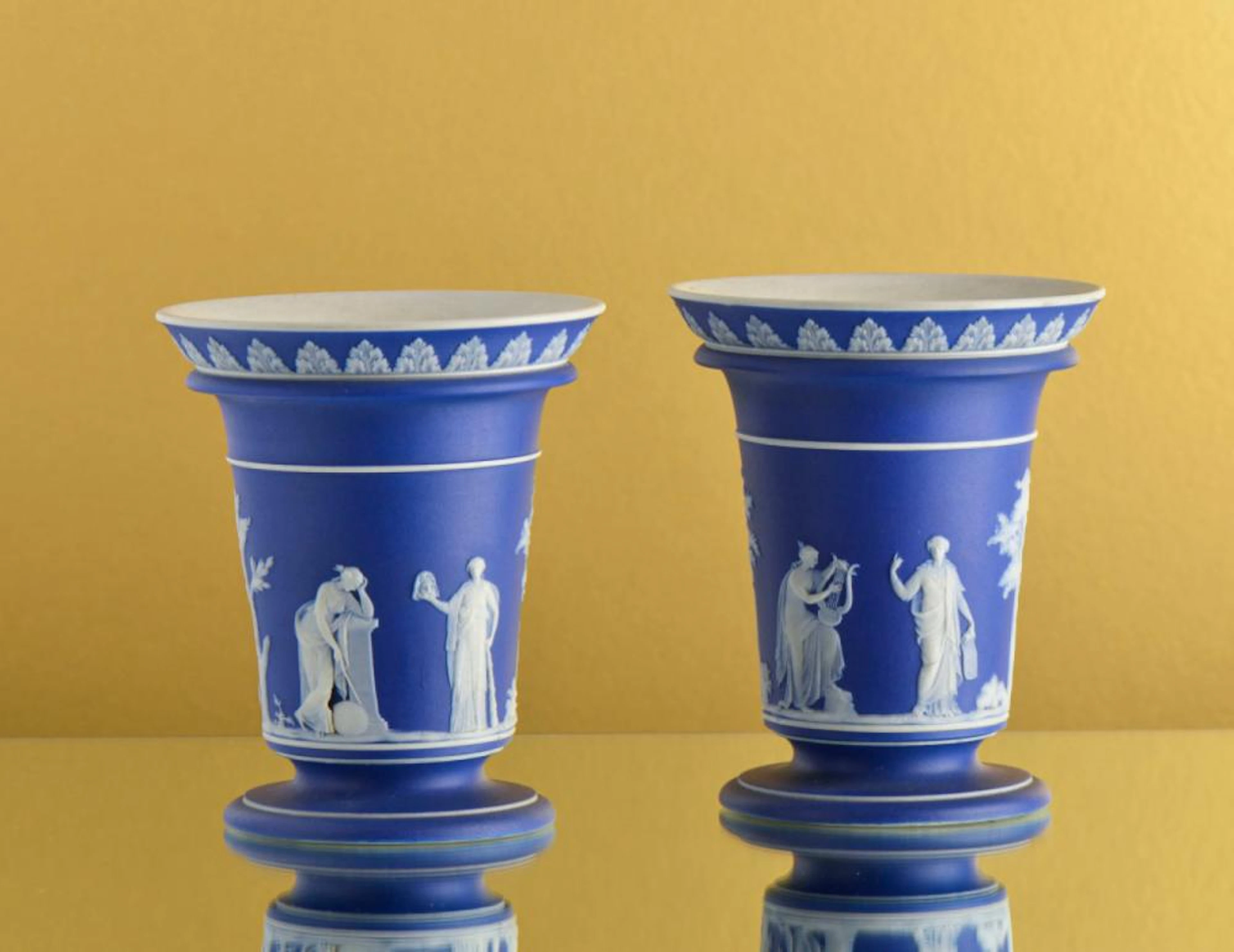 Par de jarras marcadas Wedgwood (2)