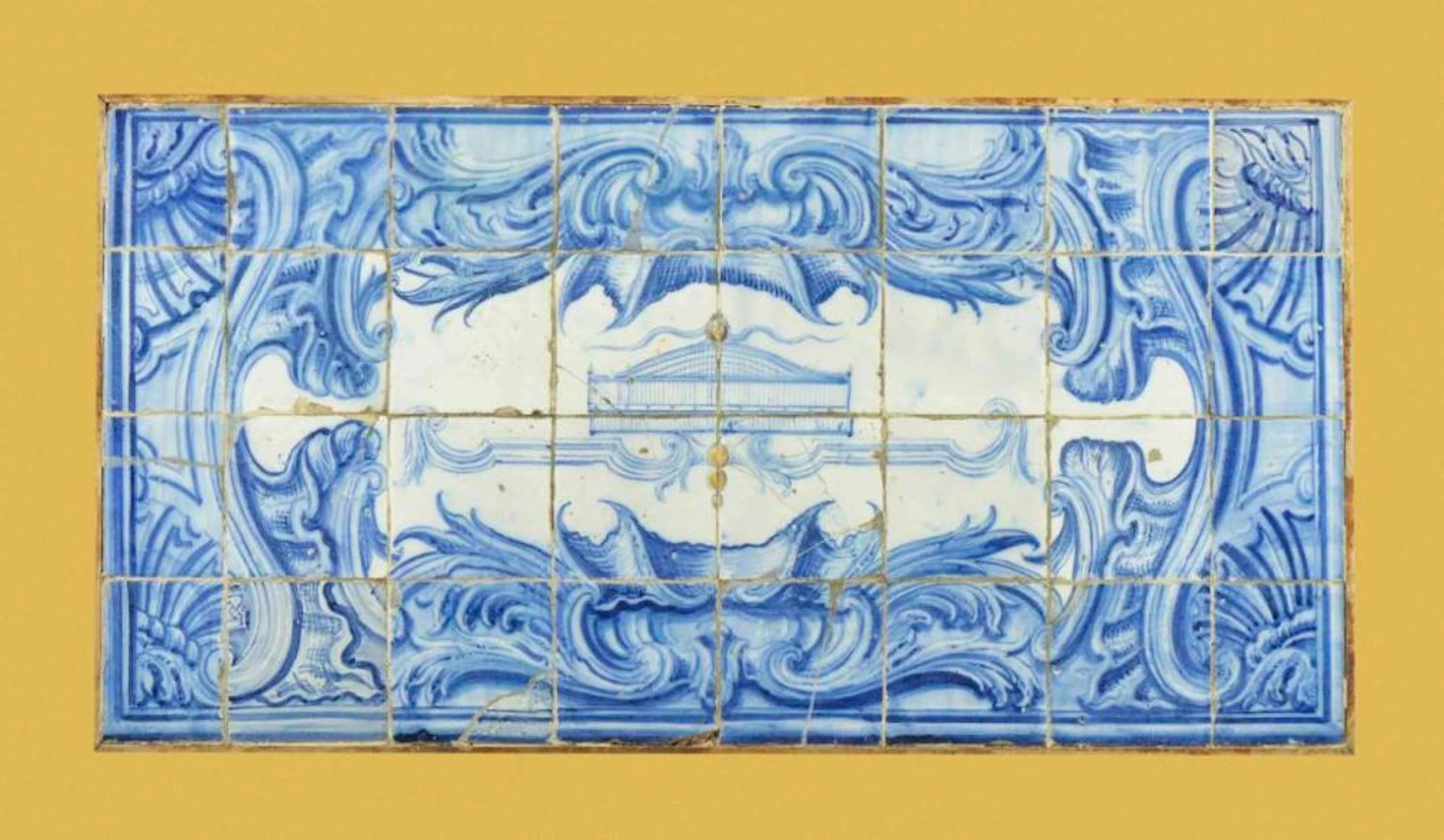 Painel de azulejos em tons de azul e amarelo