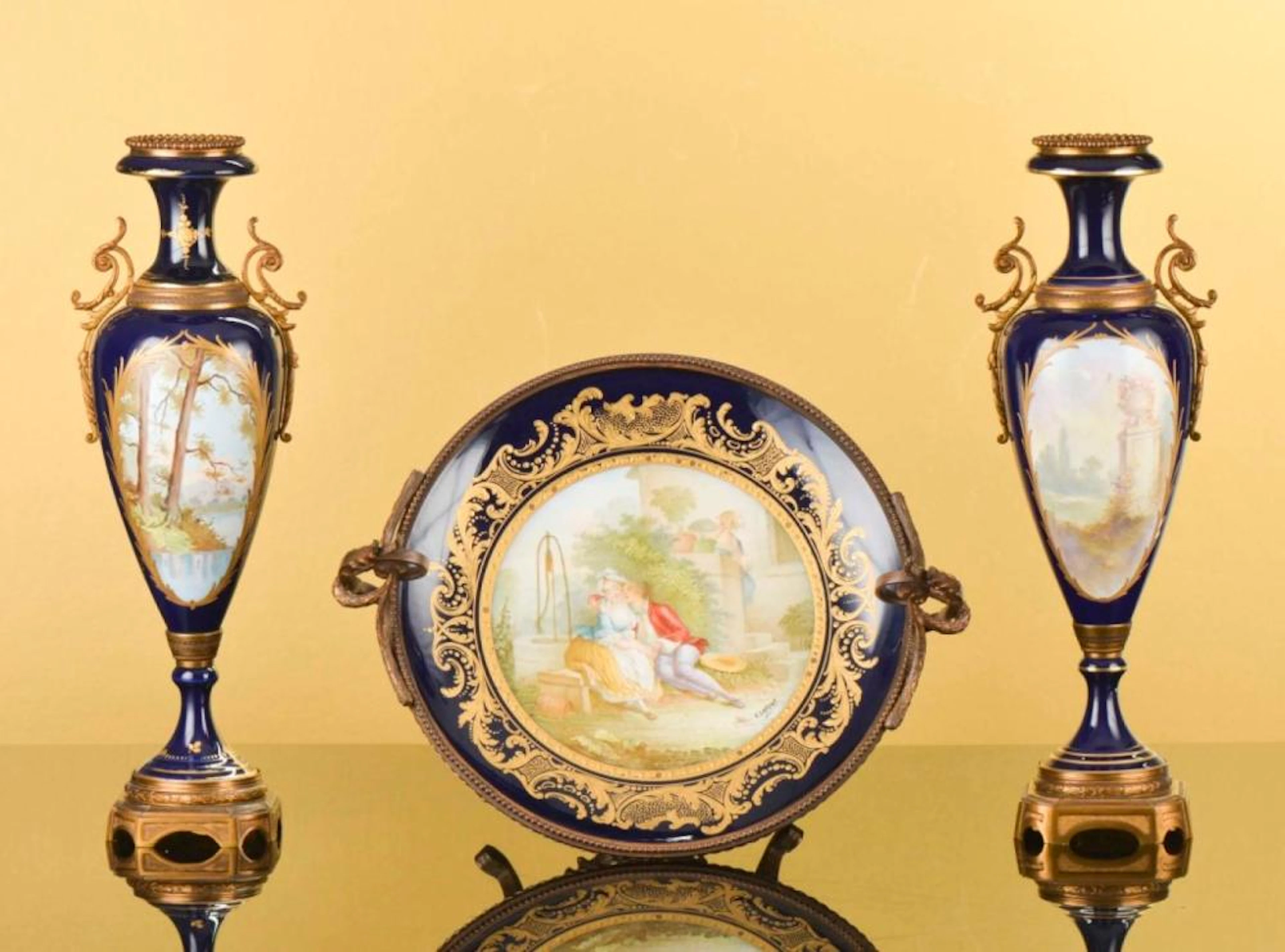 Garniture de 2 ânforas e 1 fruteiro em porcelana de Sévres (3)