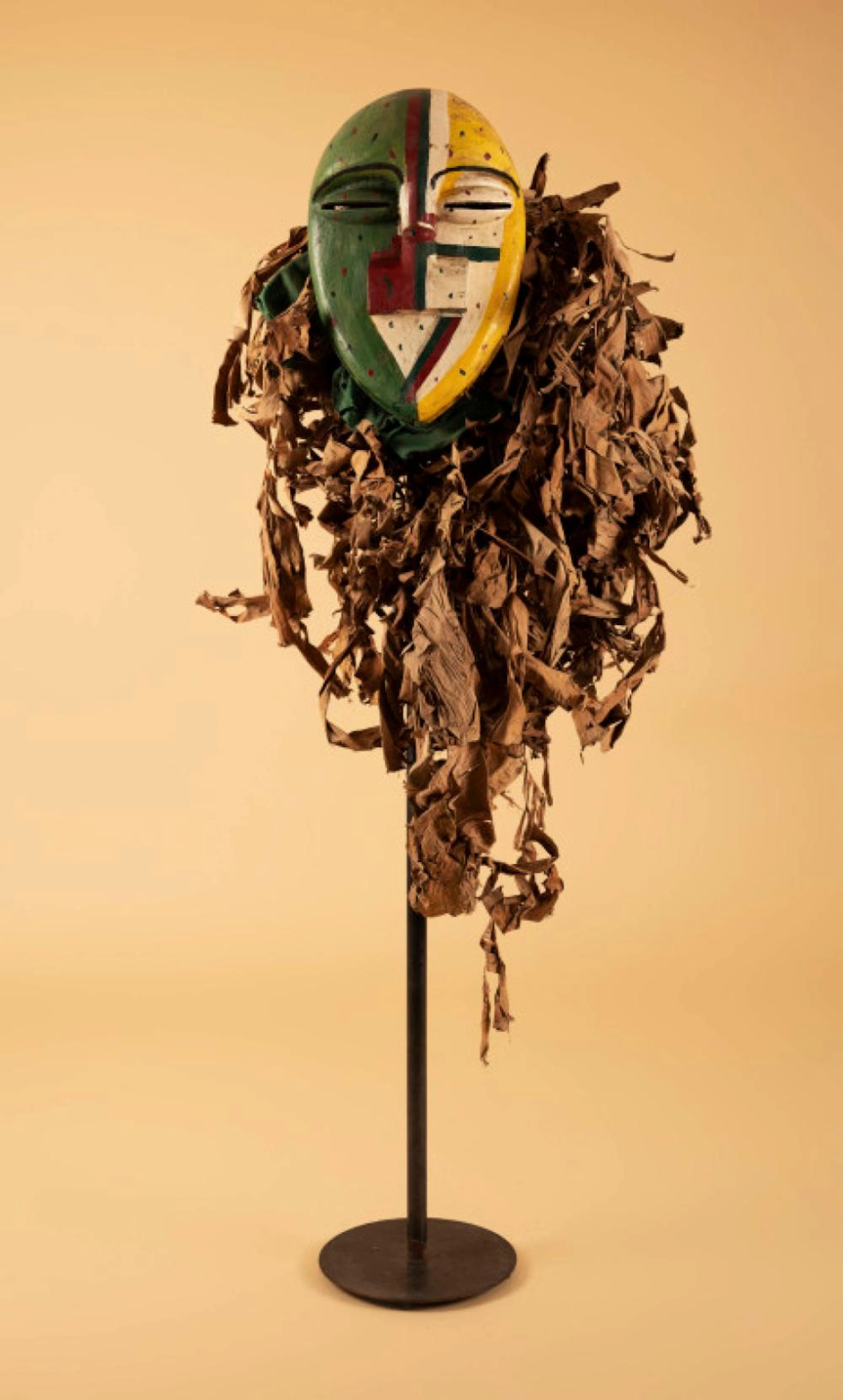 Máscara, escultura de artesanato africano, em madeira pintada e outros materiais