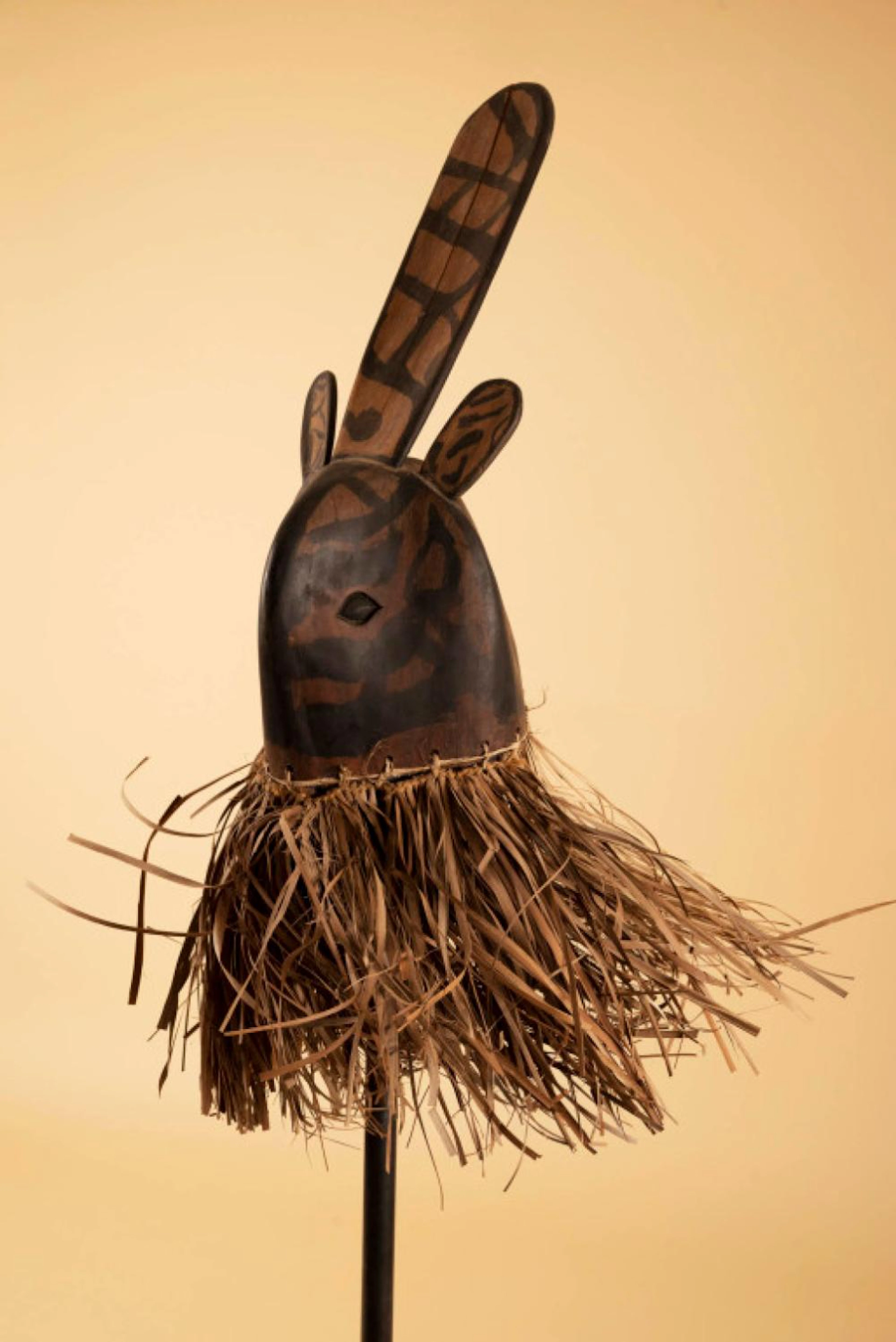 Máscara, escultura de artesanato africano, em madeira e outros materiais
