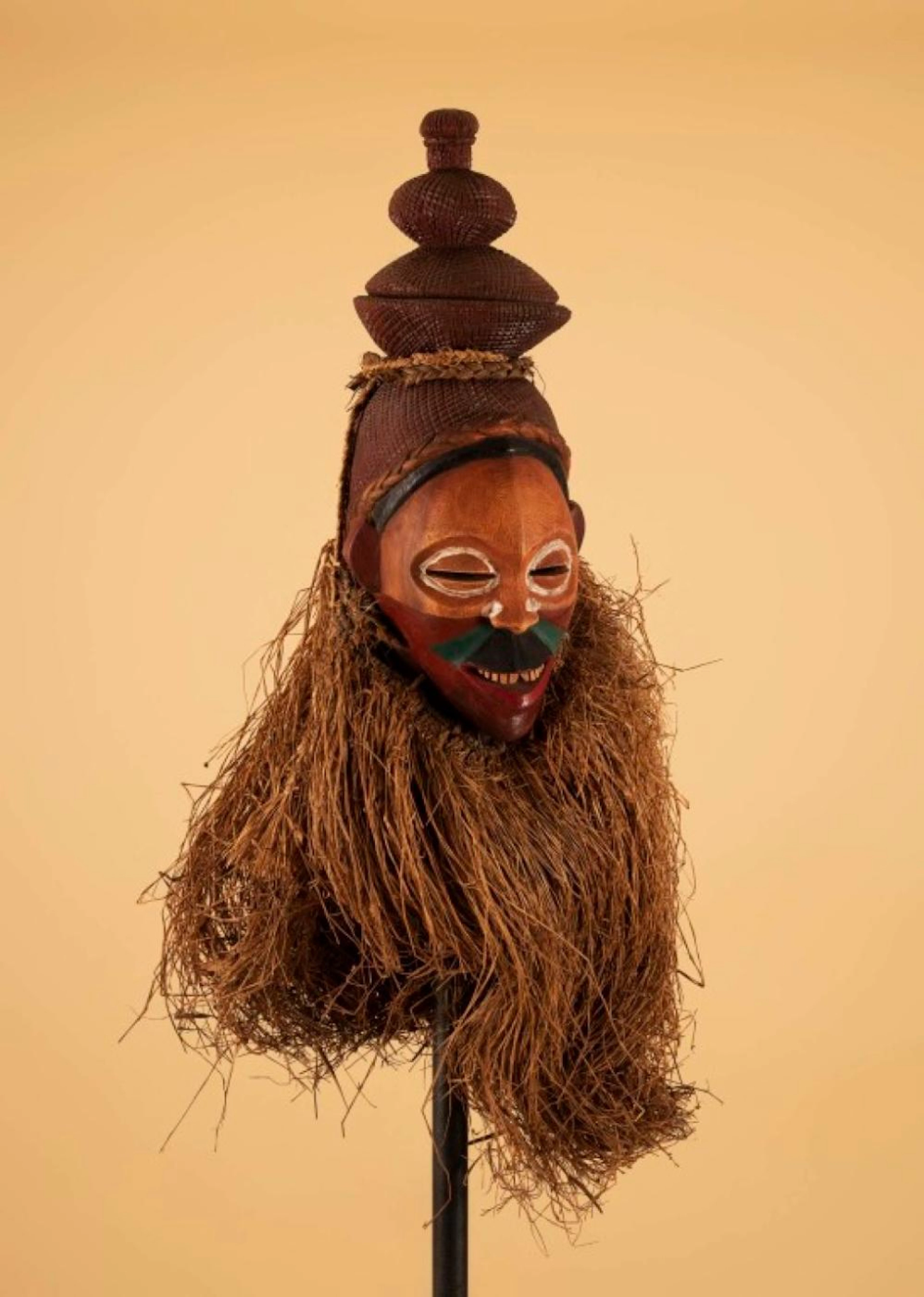 Máscara, escultura de artesanato africano, em madeira pintada e outros materiais