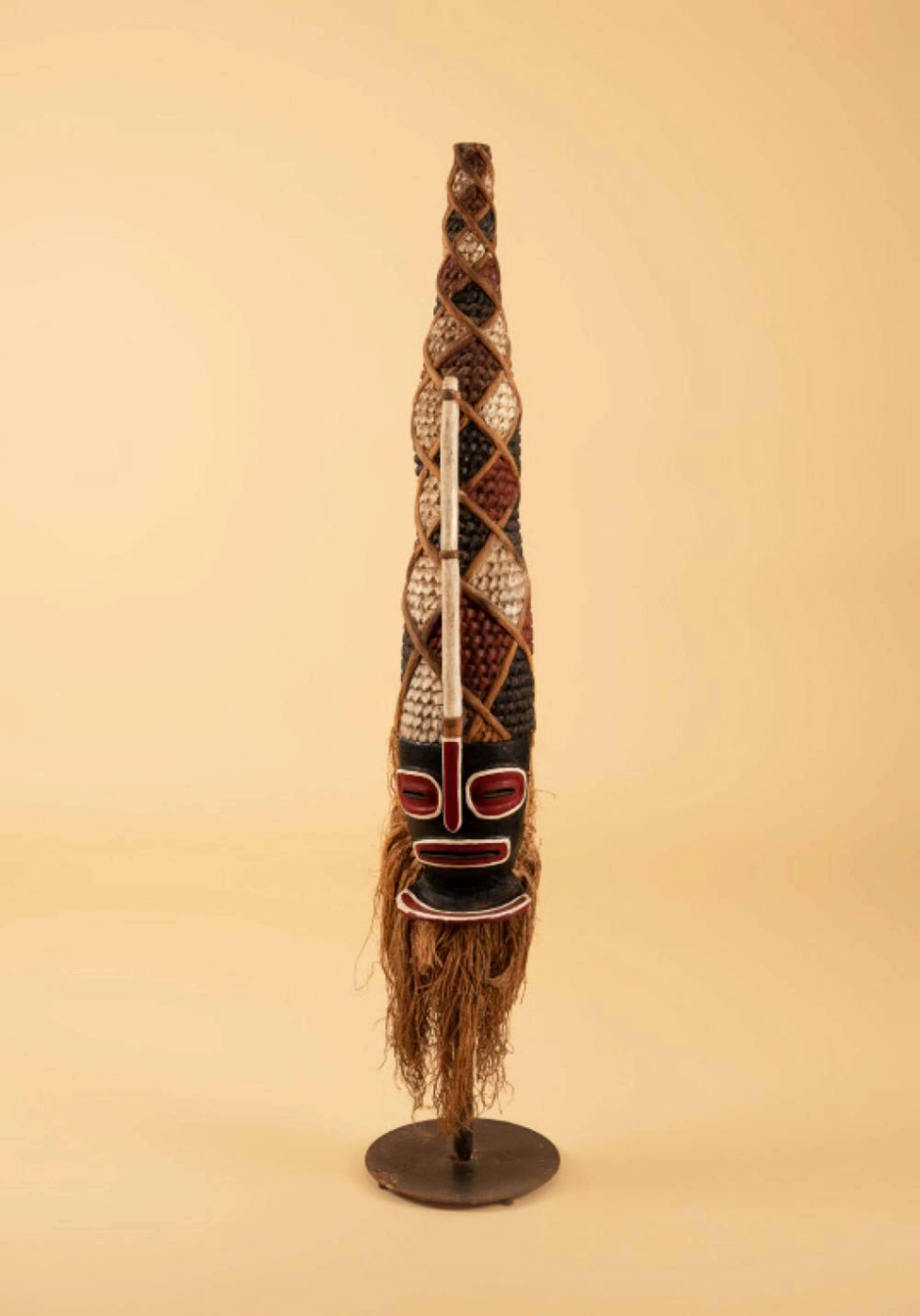 Máscara, escultura de artesanato africano, em madeira pintada e outros materiais
