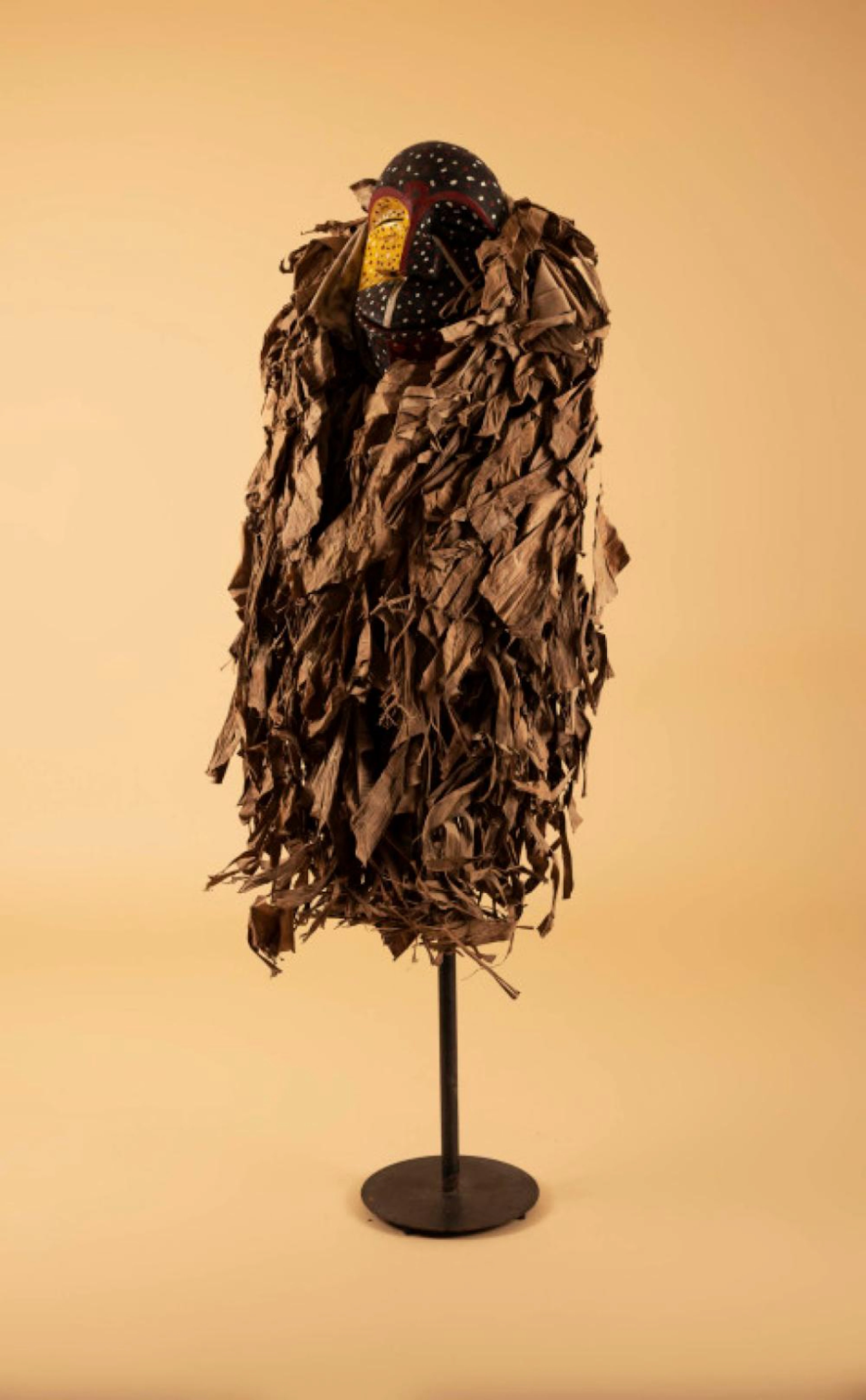 Máscara, escultura de artesanato africano, em madeira pintada e outros materiais